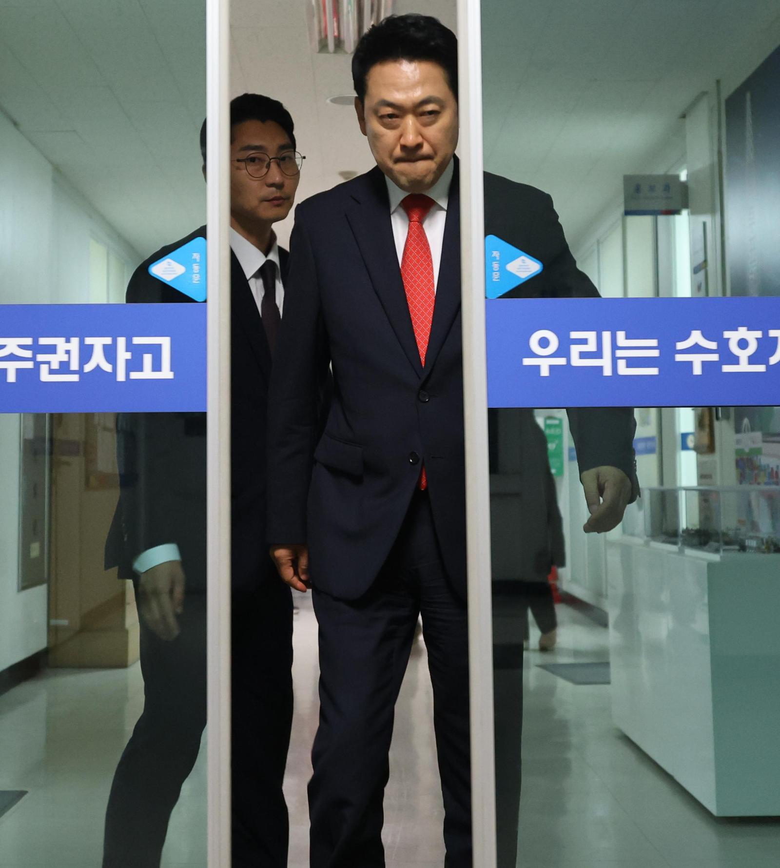 국민의힘 장동혁 대표(오른쪽)가 6·3 지방선거 투표용지 부족 사태와 관련해 4일 새벽 서울 종로구 서울시선거관리위원회를 항의 방문한 뒤 나오고 있다. 왼쪽은 당 대표 비서실장인 박준태 의원. 뉴스1