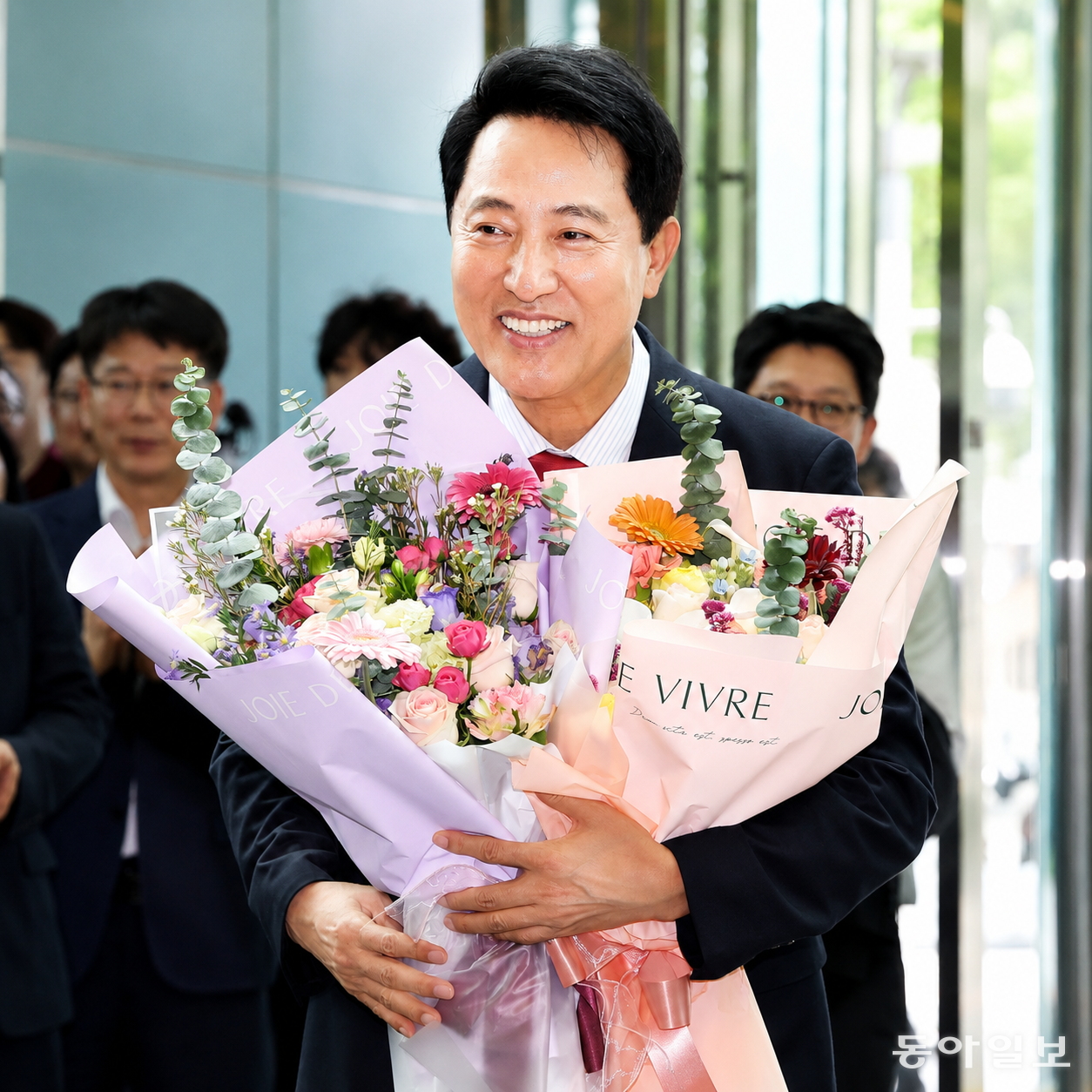 오세훈, 서울시장 업무 복귀
4일 오전 서울시청으로 들어선 국민의힘 오세훈 서울시장 당선인이 직원들로부터 꽃다발을 받고 환하게 웃고 있다. 오 당선인은 6·3 지방선거 서울시장 선거에서 더불어민주당 정원오 후보와 접전 끝에 극적으로 역전하고 헌정 사상 첫 5선 서울시장 고지에 올랐다. 양회성 기자 yohan@donga.com