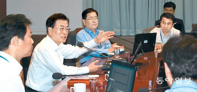 2018년 지방선거 압승 뒤 문재인 당시 대통령은 청와대회의에서 ‘등골이 서늘해지는 두려움’을 말했다. 원대연 기자 yeon72@donga.com