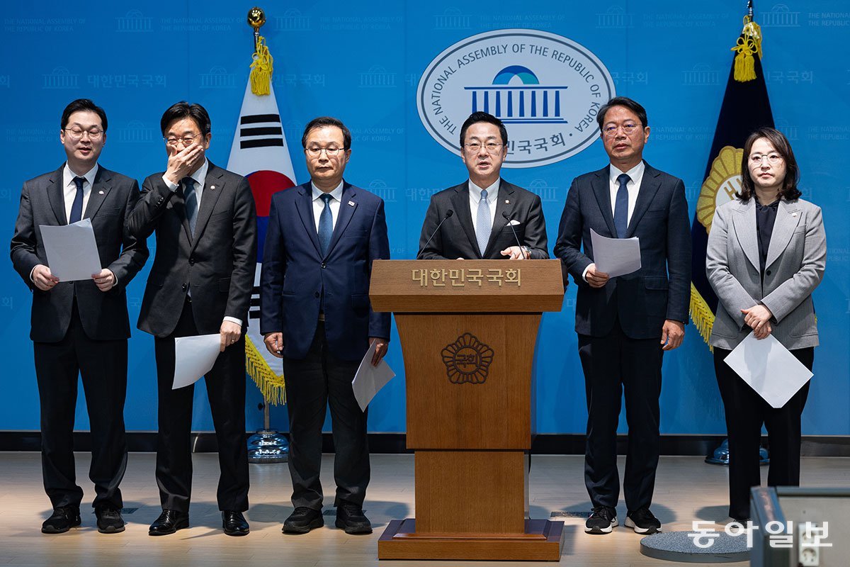 더불어민주당 윤석열 정권 조작기소 진상규명 및 공소취소를 위한 국정조사 추진위원회 위원들이 3월 15일 서울 여의도 국회 소통관에서 국민의힘의 국정조사 협조를 촉구하는 현안 기자회견을 하고 있다. 뉴스1