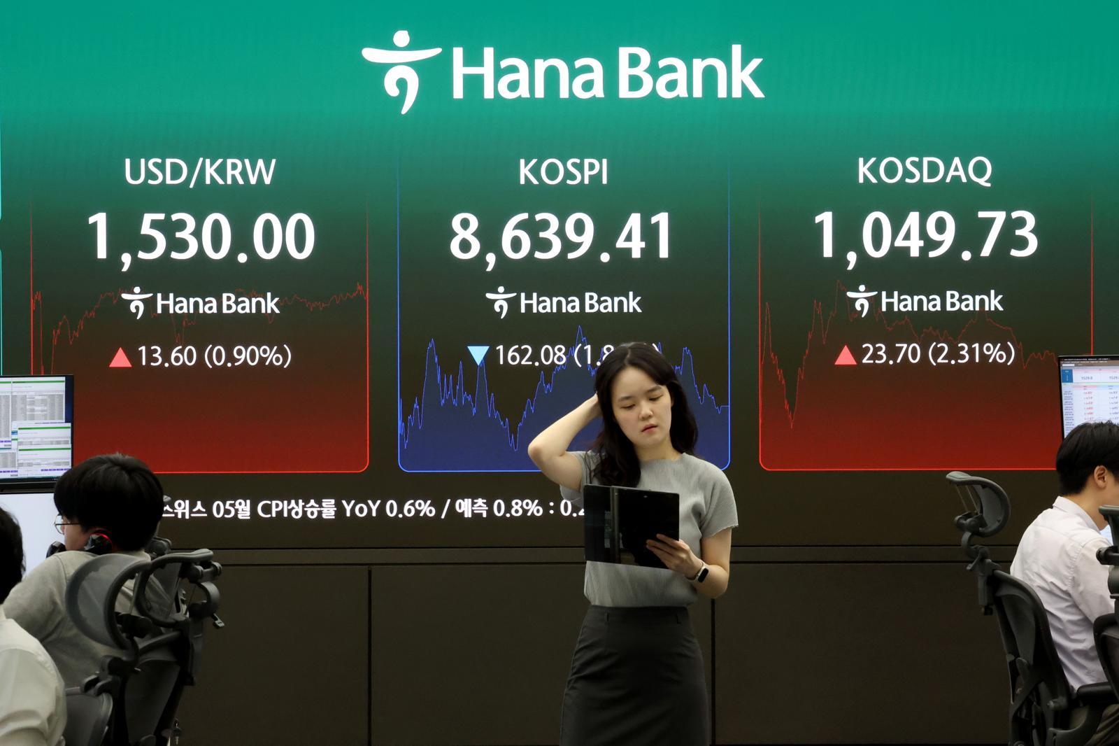 코스피 지수가 하락 마감한 4일 서울 중구 하나은행 딜링룸 현황판에 전장대비 162.08포인트(1.84%) 하락한 8,639.41을 나타내고 있다.  2026.6.4 뉴스1