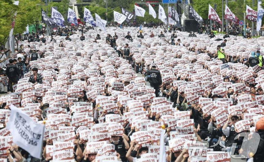 23일 경기 평택시 고덕동 삼성전자 평택캠퍼스에서 열린 삼성전자 노동조합 공동투쟁본부 ‘4·23 투쟁 결의대회’에서 조합원들이 구호를 외치고 있다. 2026.4.23 뉴스1