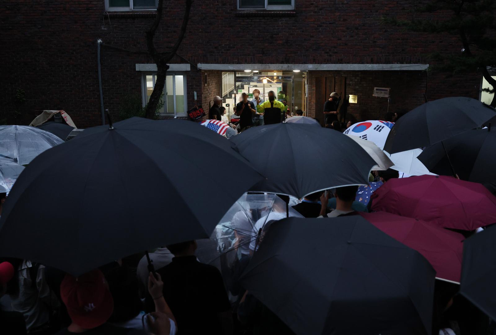 Seoul polling station occupied for over 30 hours amid ballot shortage protest