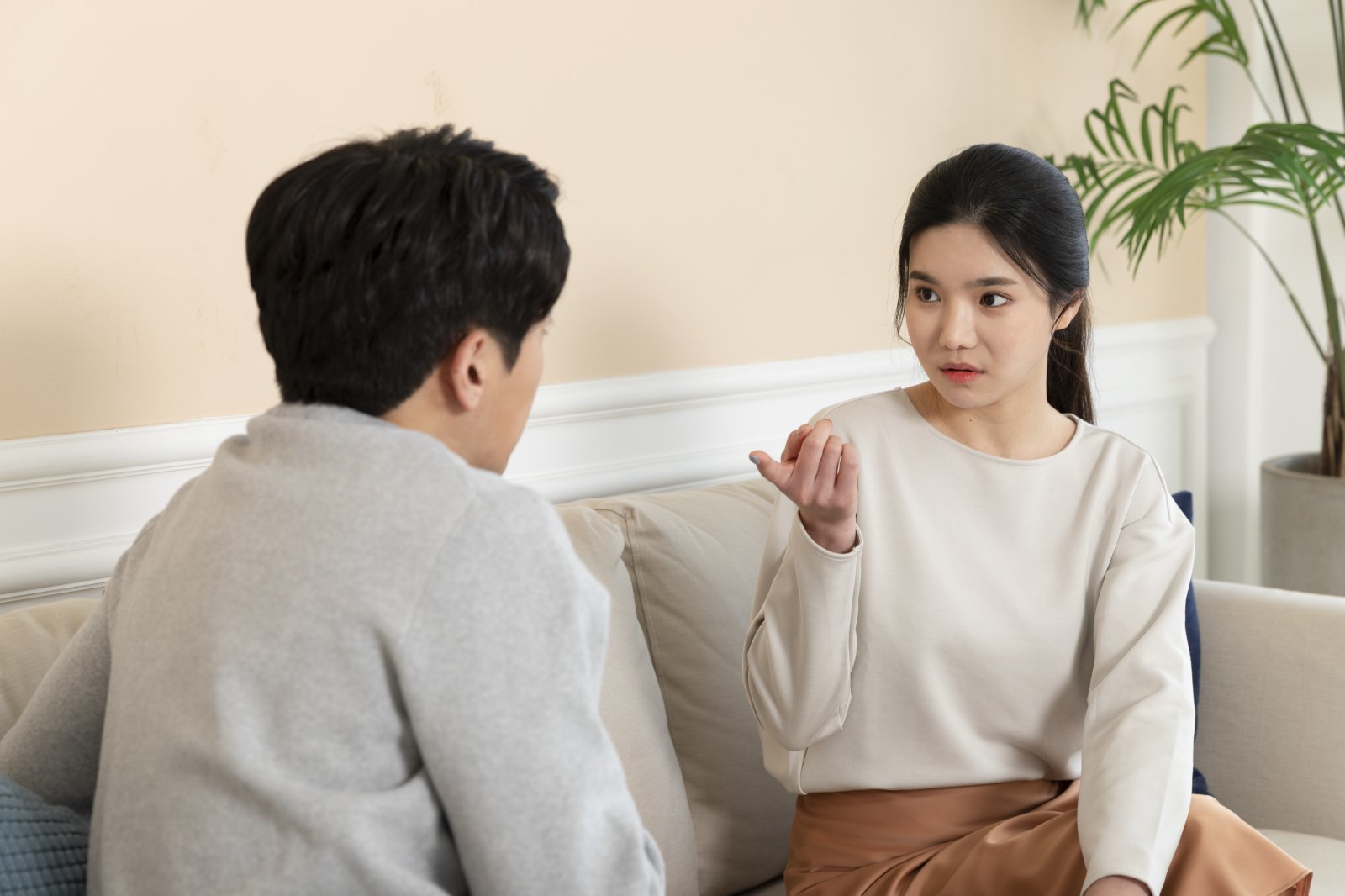 Man's dilemma over marrying older girlfriend sparks online debate