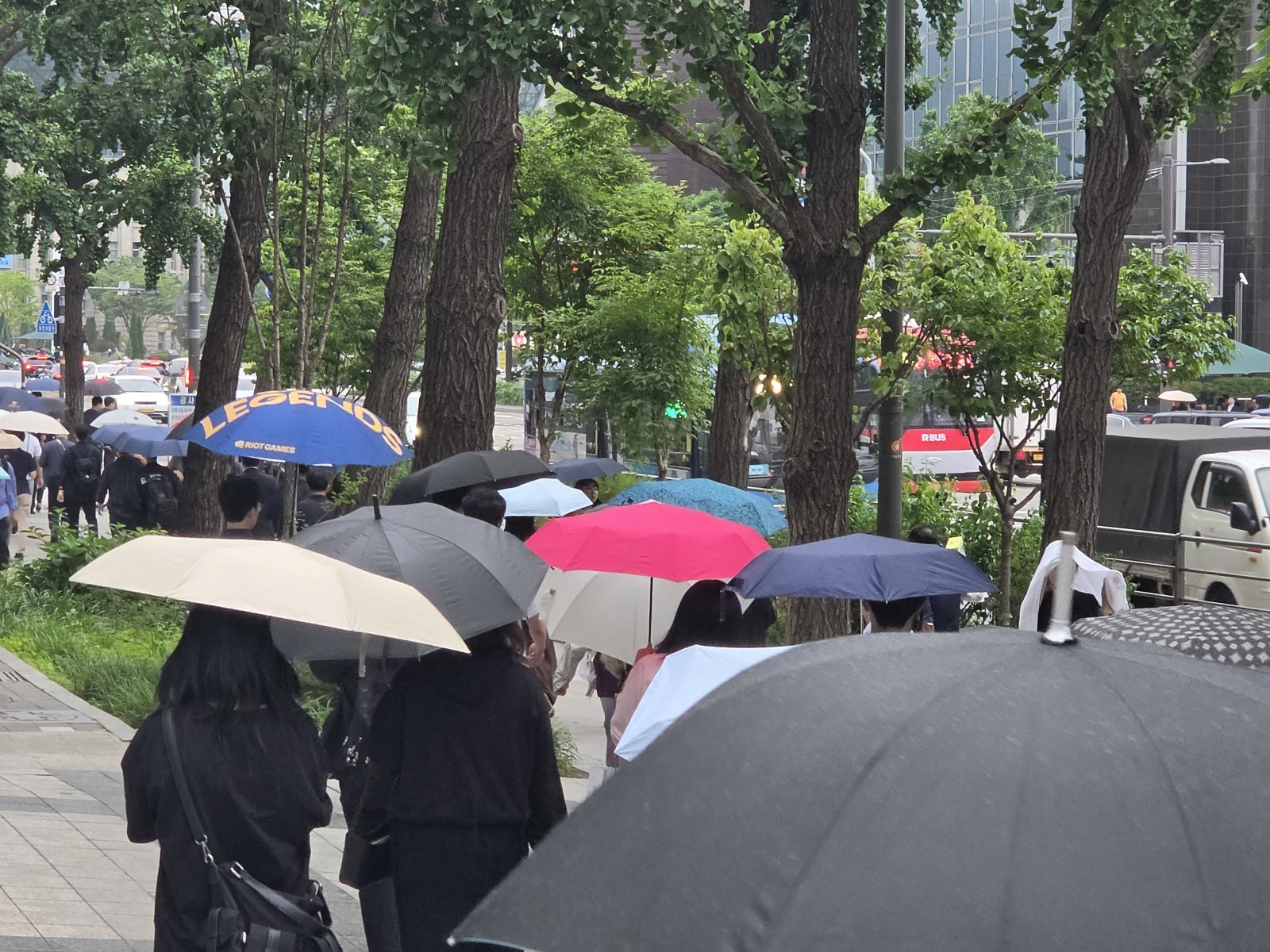 비 그치고 오전부터 맑아지는 하늘…한낮 30도 안팎 더운 날씨