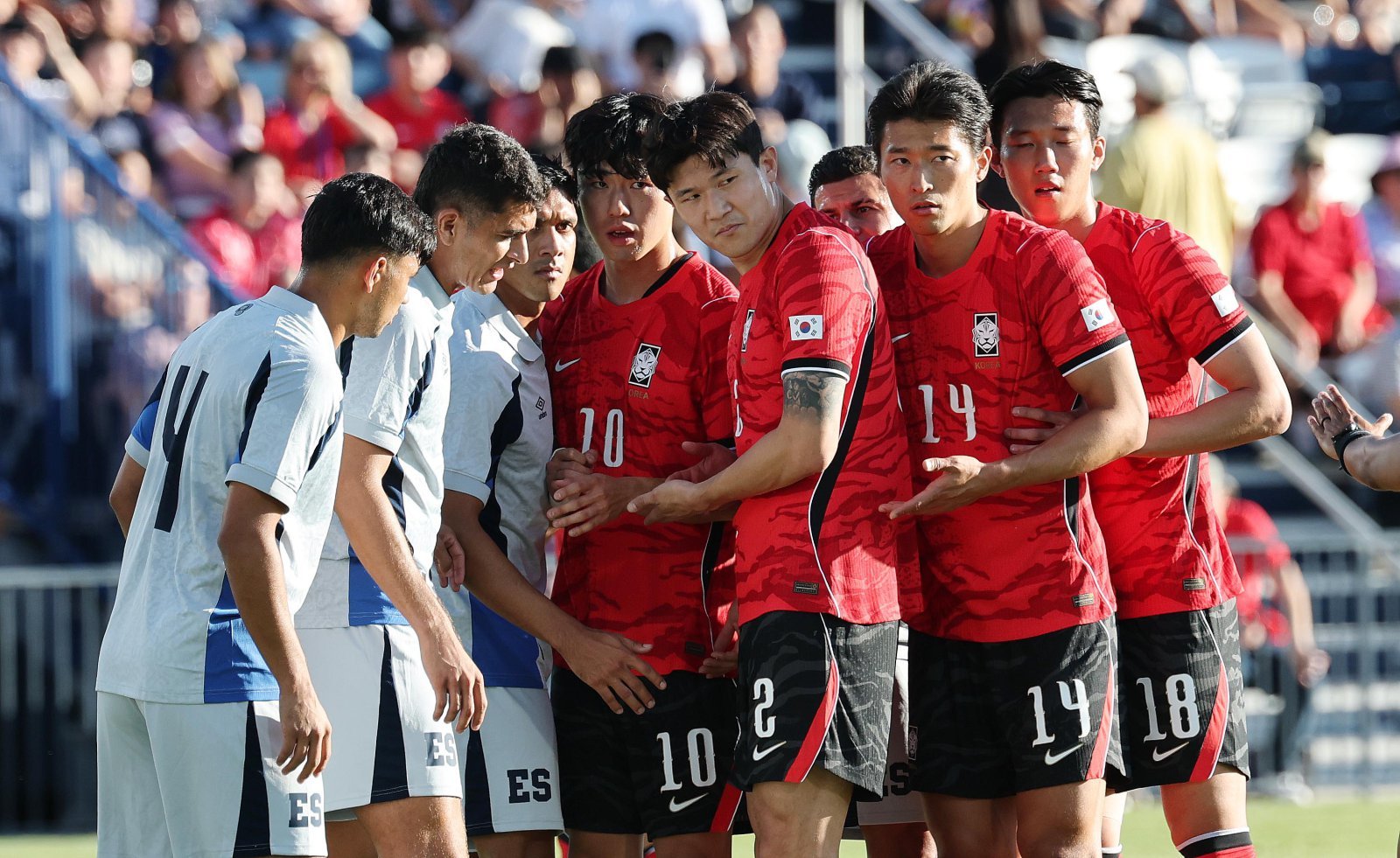 대한민국 축구대표팀 이기혁(왼쪽부터), 김민재, 조규성, 이한범이 3일(현지시간) 미국 유타주 솔트레이크시티 브리검 영 대학교 BYU 사우스필드 경기장에서 2026 국제축구연맹(FIFA) 북중미 월드컵을 앞두고 열린 대한민국과 엘살바도르의 평가전에서 코너킥에서 자리를 잡고 있다. 2026.6.4 뉴스1