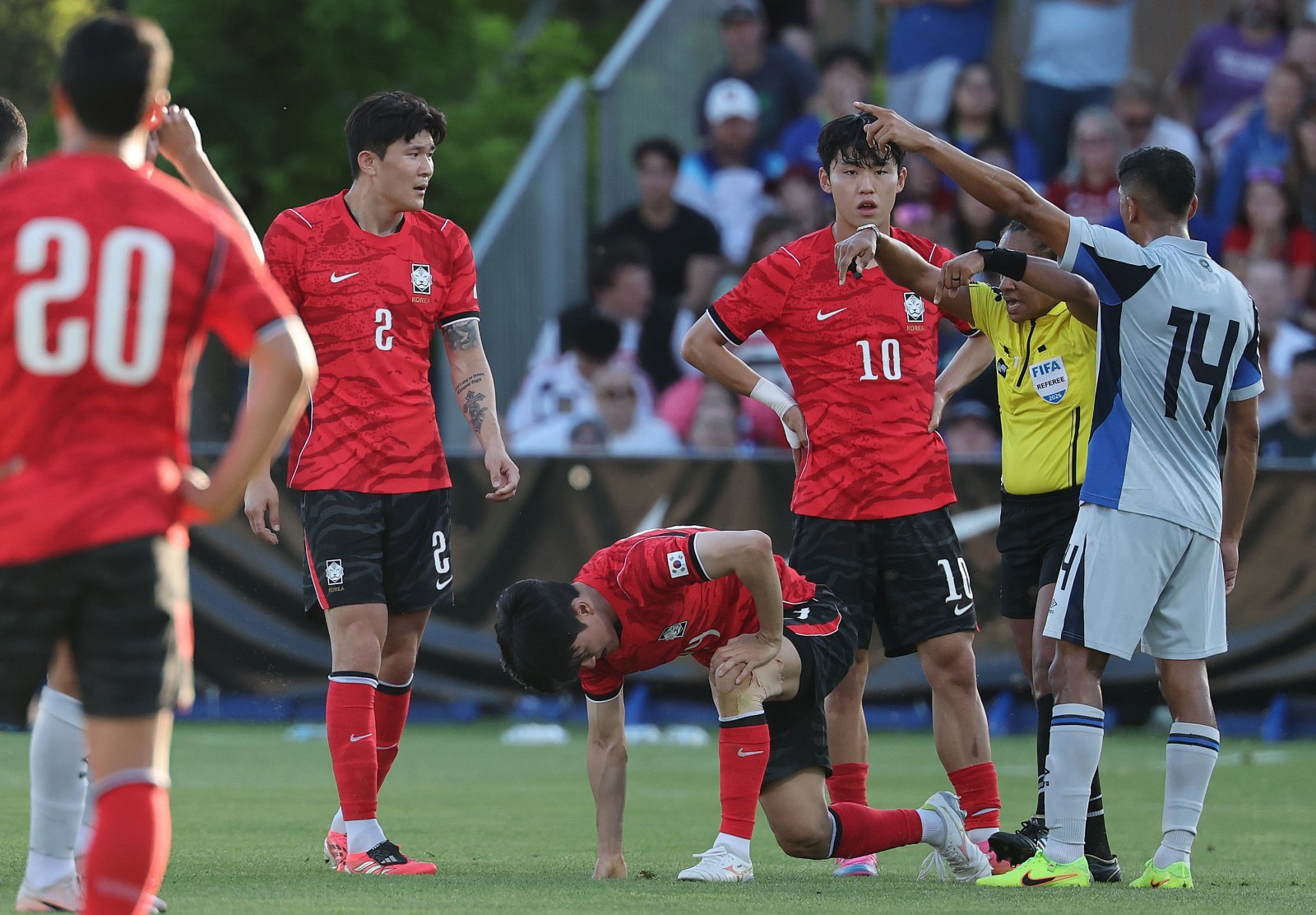 대한민국 축구대표팀 김민재 ,이기혁이 3일(현지시간) 미국 유타주 솔트레이크시티 브리검 영 대학교 BYU 사우스필드 경기장에서 2026 국제축구연맹(FIFA) 북중미 월드컵을 앞두고 열린 대한민국과 엘살바도르의 평가전에서 대화를 나누고 있다. 2026.6.4 뉴스1