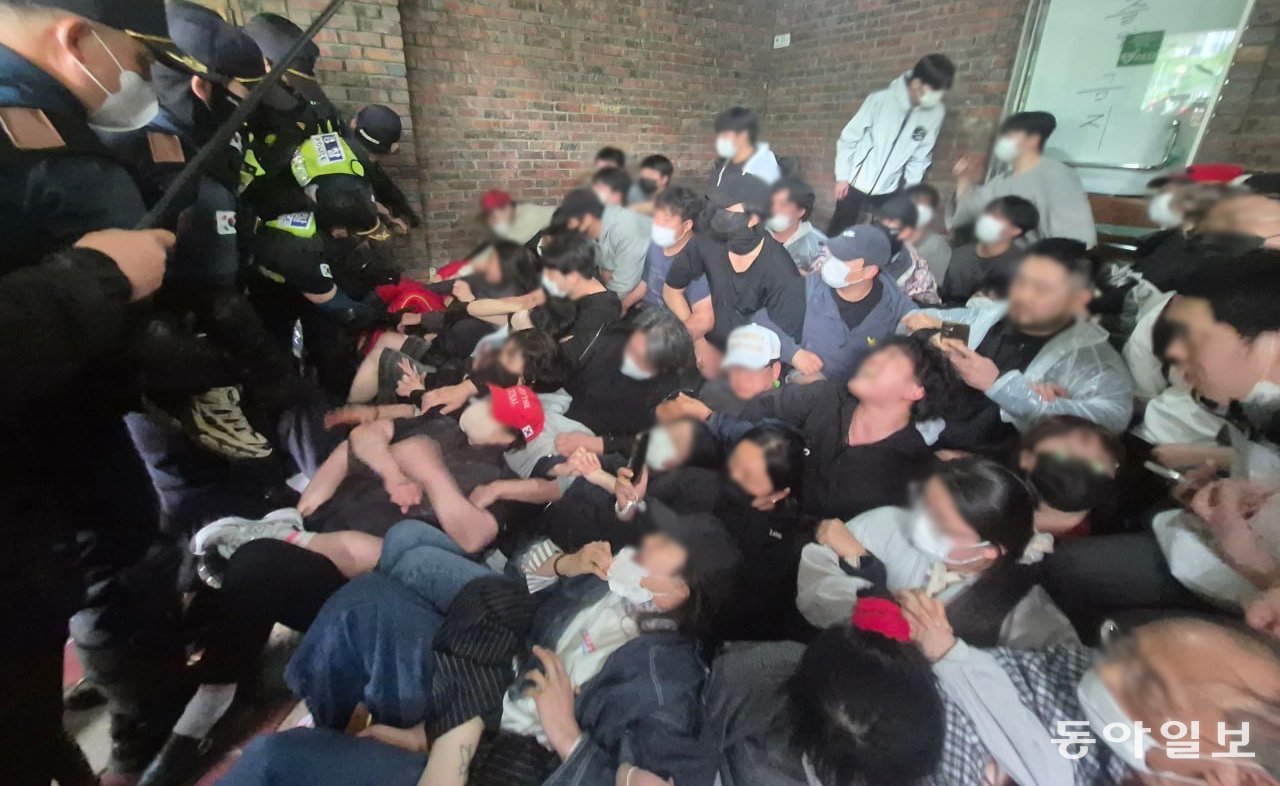 [속보]경찰, 잠실7동 투표소 시위대 해산 시도