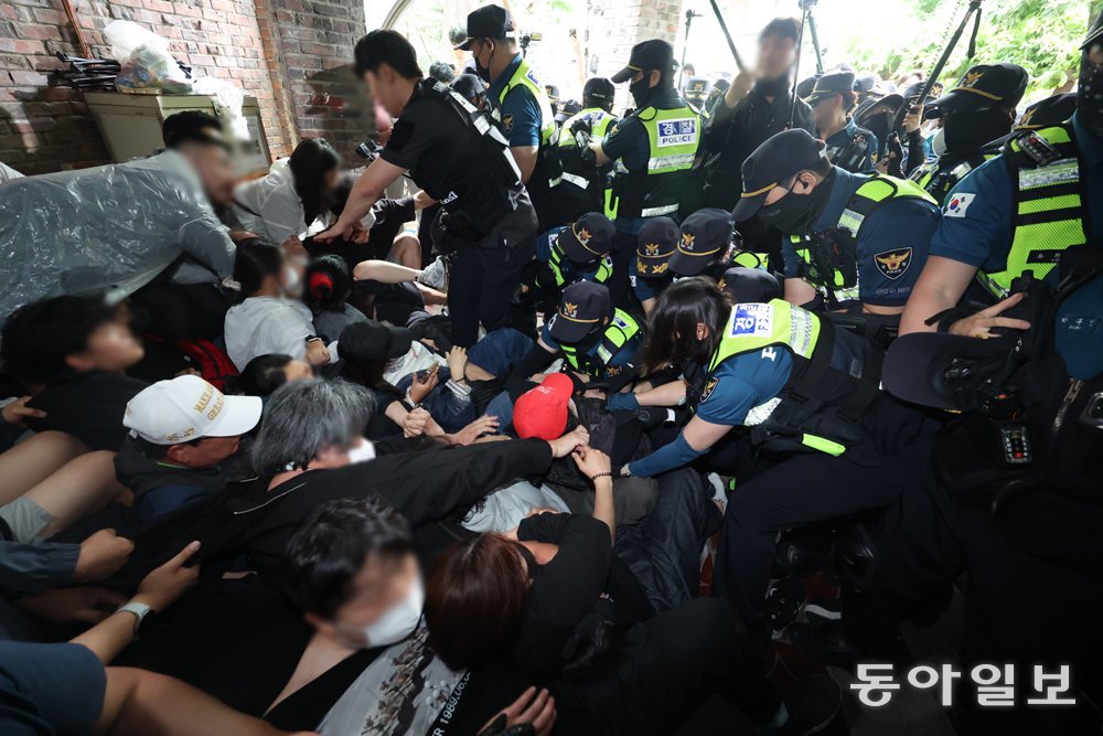 잠실7동 투표소에서 경찰이 시위대 해산을 시도하고 있다. 장승윤 기자 tomato99@donga.com