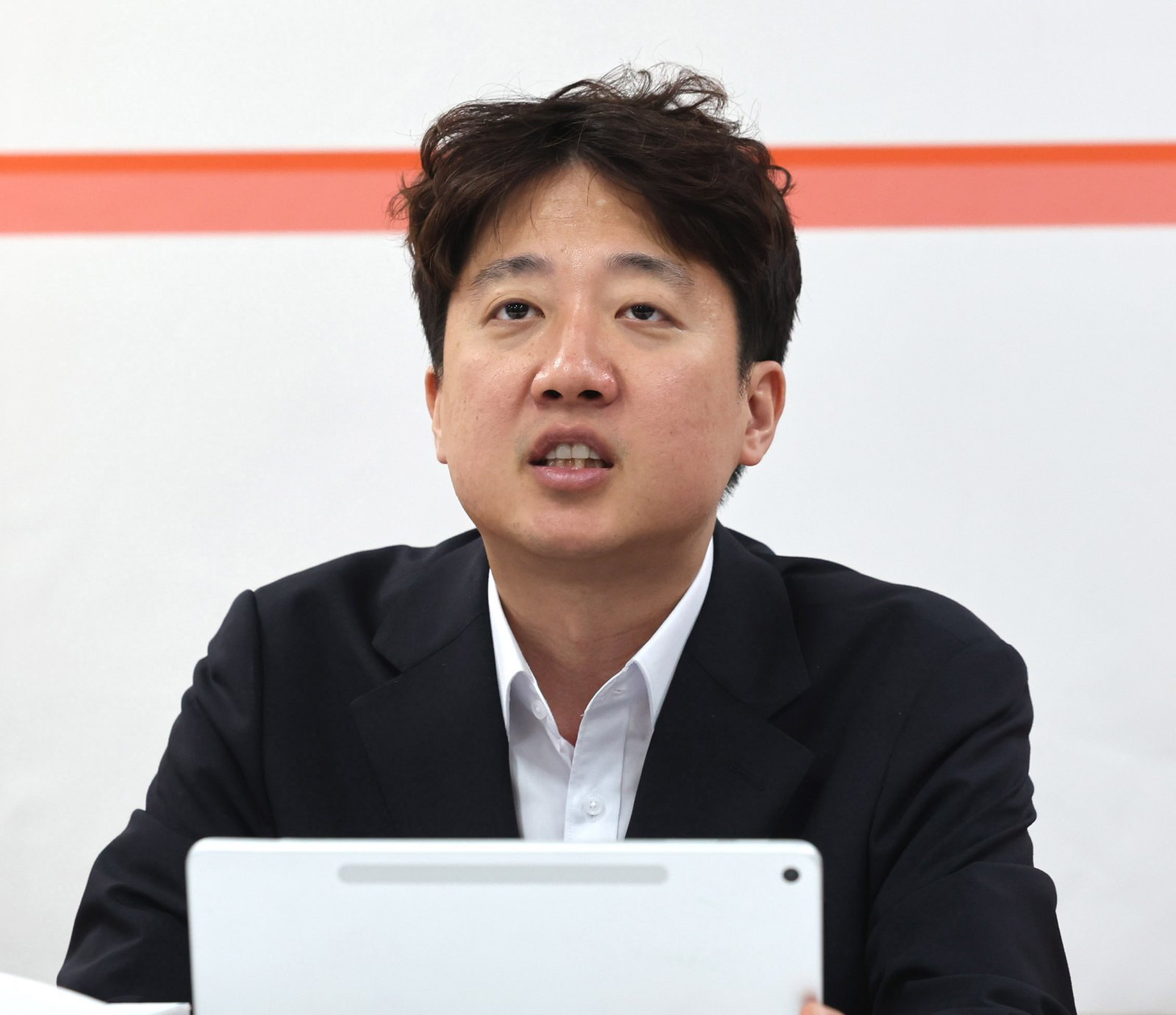이준석 개혁신당 대표가 1일 오전 인천 현장 중앙선거대책위원회의가 열린 인천 연수구의 정승연 연수갑 국회의원 보궐선거 후보 선거사무소에서 발언하고 있다.  2026.06.01. [인천=뉴시스]