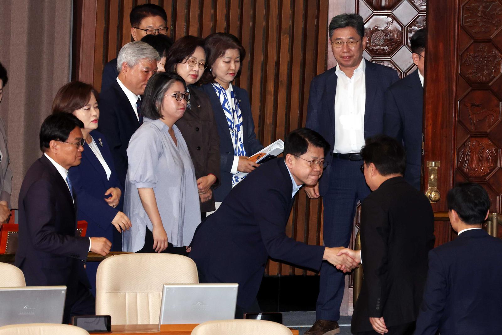 우원식 국회의장이 8일 오후 서울 여의도 국회에서 열린 제435회국회(임시회) 제2차 본회의에서 국민의힘의 대한민국헌법 개정안 표결 불참과 민생법안 필리버스터 신청에 유감을 표명하고 회의장을 나서고 있다. 이에 더불어민주당, 조국혁신당, 기본소득당 등 의원들이 위로를 하고 있다.  2026.05.08. 서울=뉴시스