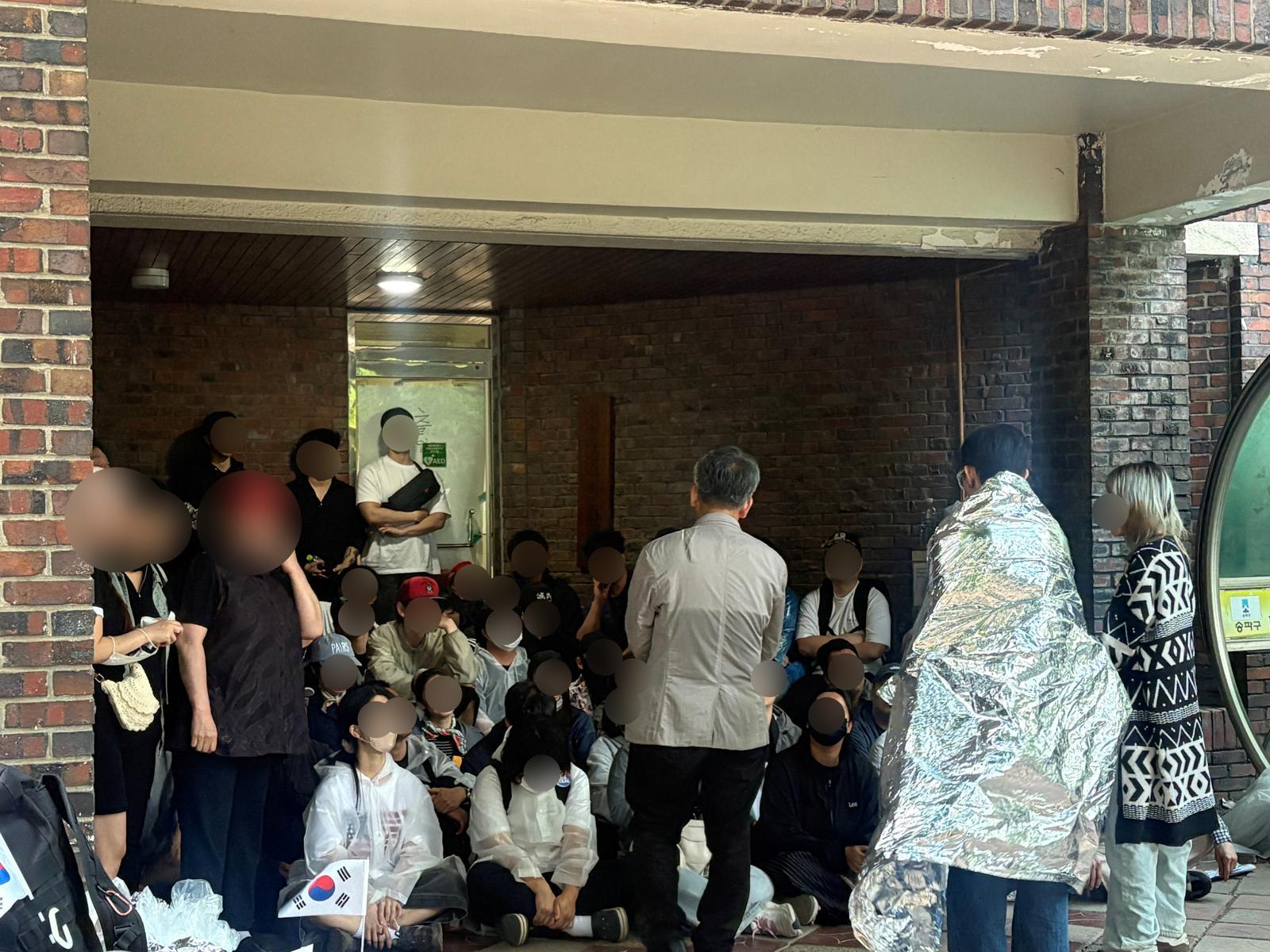 5일 오전 서울 송파구 잠실7동 제2투표소 뒤편에 집회 참가자들이 모여 출입문을 막은 채 투표함 반출 가능성에 대비해 주변 상황을 주시하고 있다. 2026.6.5. ⓒ 뉴스1