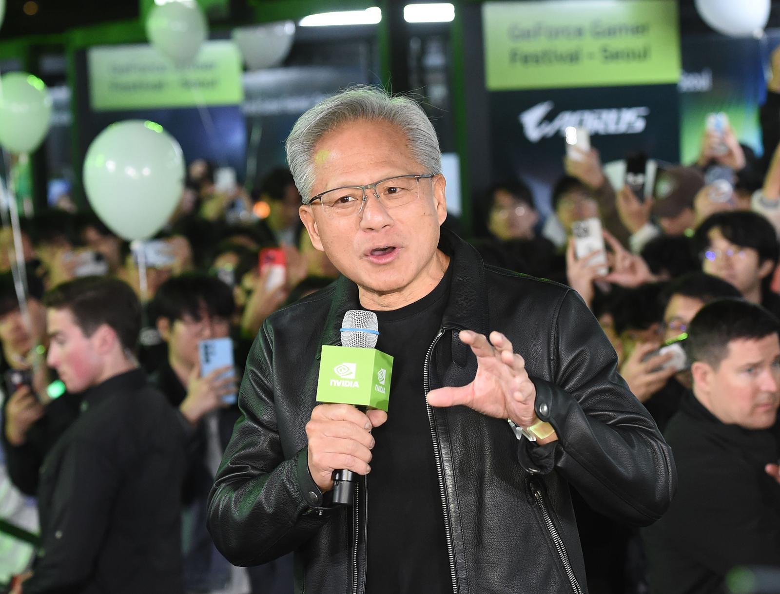 젠슨 황, PC방서 페이커 만나고 총수들과 ‘홍대앞 삼쏘’