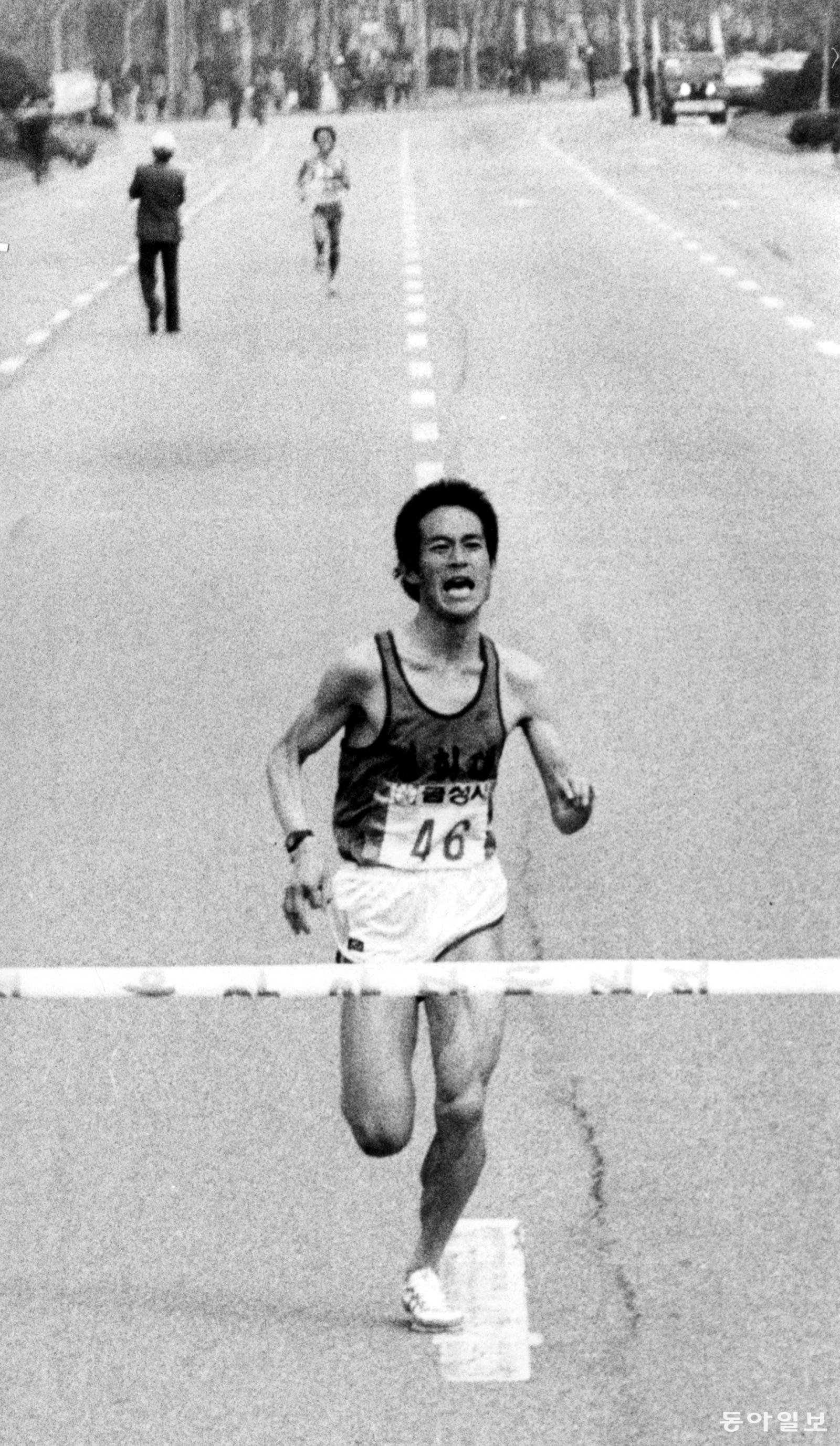 이홍열 회장이 1984년 열린 제55회 동아마라톤에서 2시간 14분 59초를 기록해 ‘마의 2시간 15분 벽’을 깨며 한국 남자 마라톤 최고 기록을 세우는 순간. 동아일보 DB