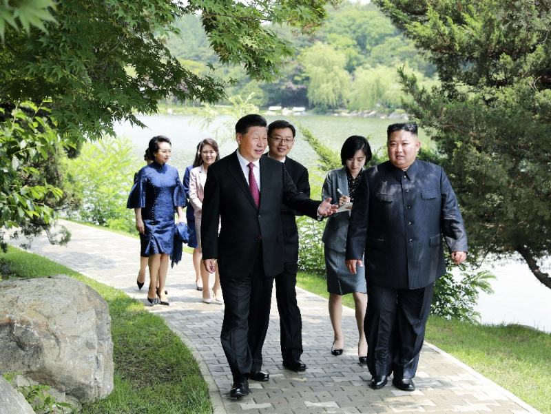 2019년 6월 21일 북한 평양의 국빈만찬장(백화원 영빈관)에서 방북 중인 시진핑 중국 국가주석(왼쪽)과 김정은 북한 국무위원장이 함께 걷고 있는 모습. 중국 신화통신