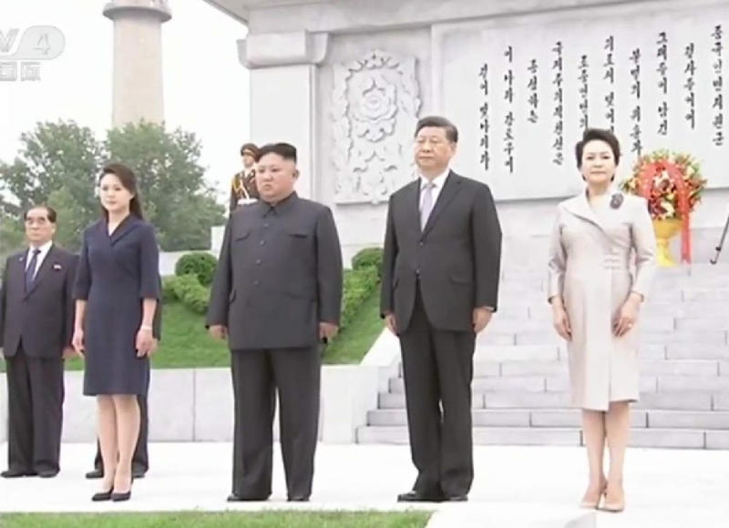 2019년 6월 21일 시진핑 중국 국가주석(오른쪽 두 번째)과 부인 펑리위안 여사(오른쪽)가 김정은 북한 국무위원장(왼쪽에서 두 번째)과 부인 리설주 여사(왼쪽)와 함께 북-중 우의탑을 참배하고 있다. 중국 CCTV 캡처