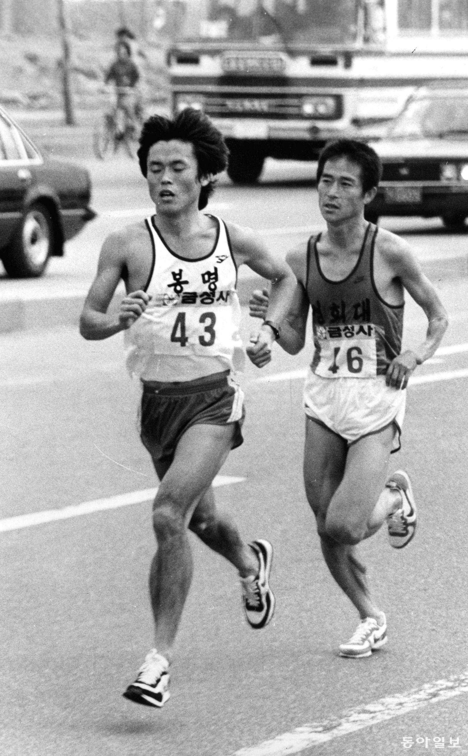 이홍열 회장(오른쪽)이 1984년 열린 제55회 동아마라톤대회에서 달리는 모습.  그는 현역시절에도 바른 자세로 달리는 것으로 유명했다. 동아일보 DB