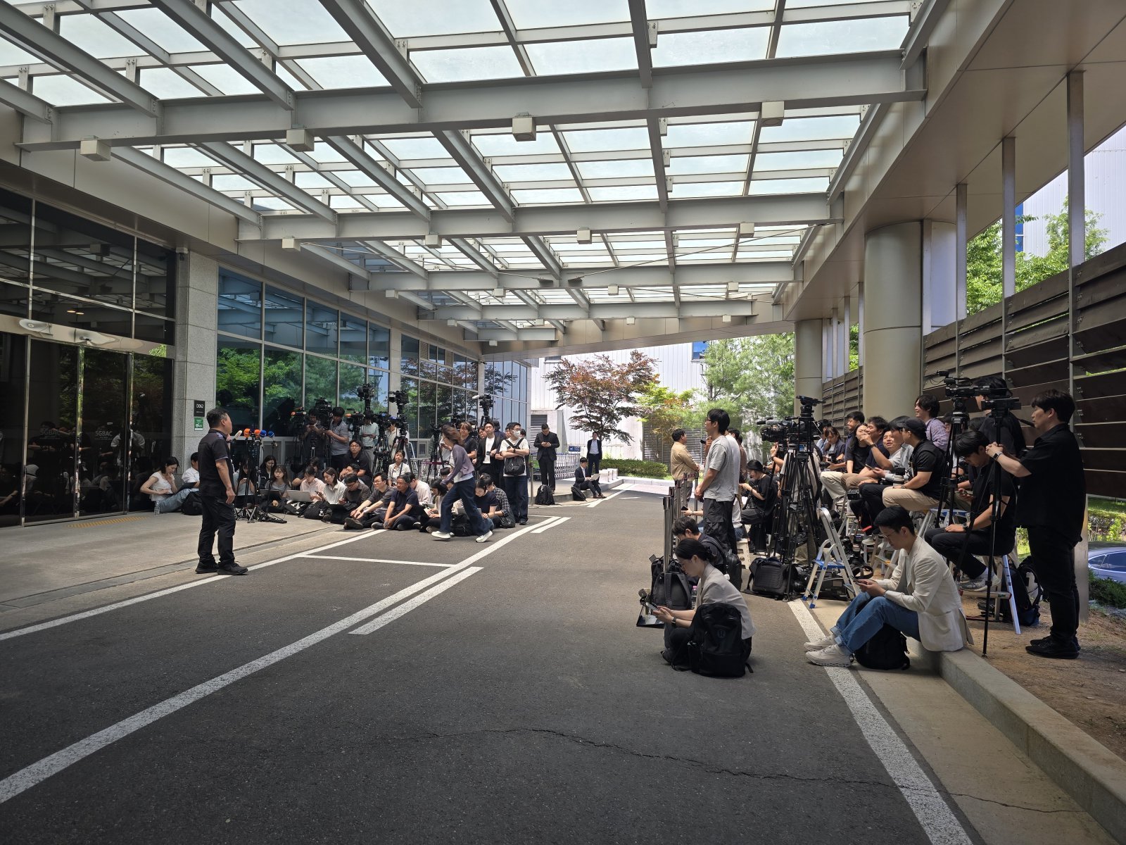 5일 오전 서울김포비즈니스항공센터(SGBAC)에서 젠슨 황 엔비디아 CEO의 입국을 기다리는 취재진의 모습. 2026.6.5 ⓒ 뉴스1