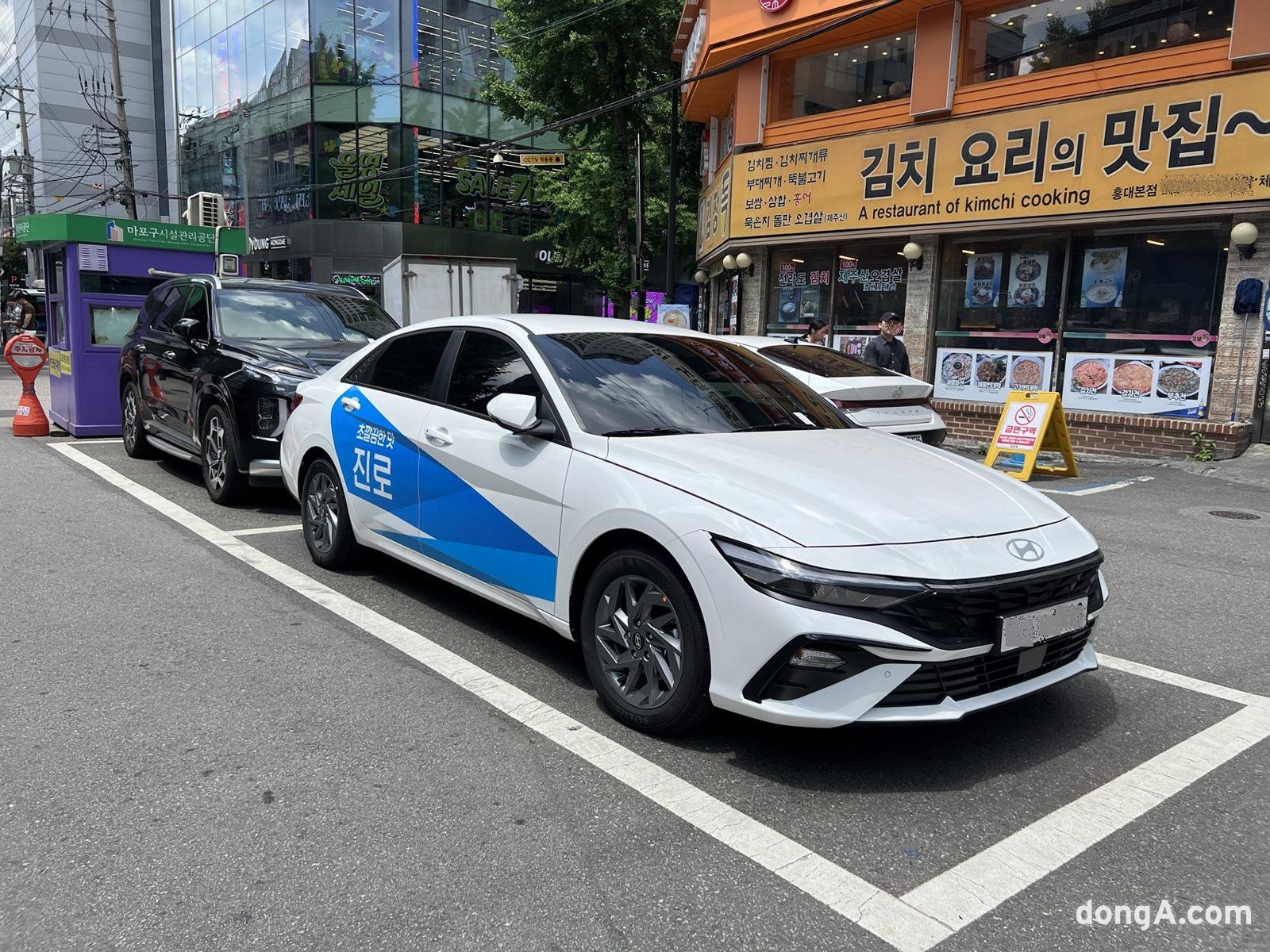 젠슨 황 엔비디아 CEO 저녁 만찬 예정인 서울 마포구 식당 인근에 주차된 하이트진로 업무용 차량. 김민범 기자