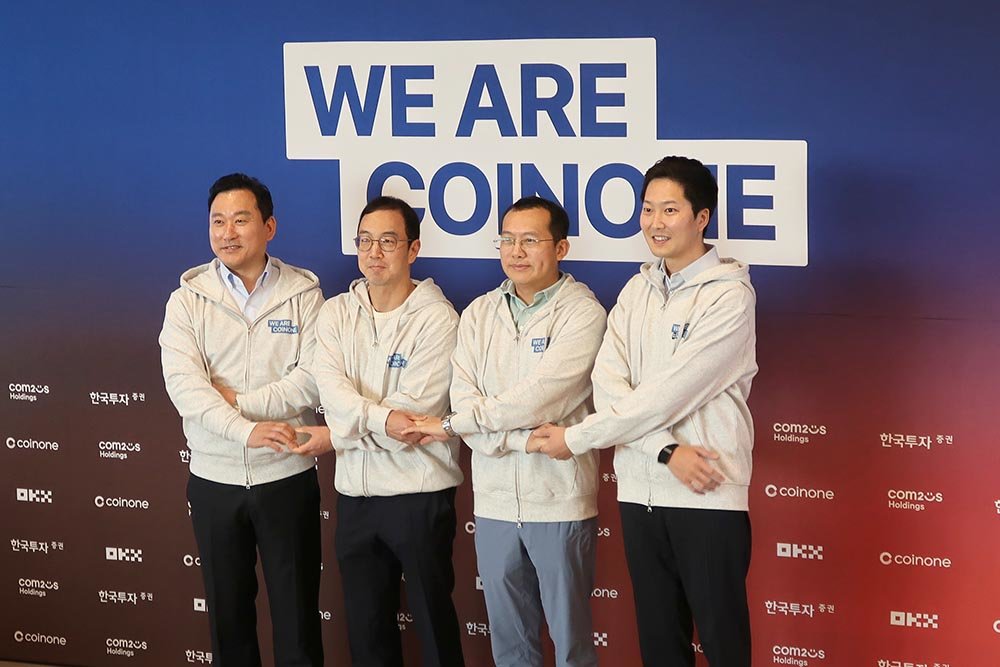 왼쪽부터 김성환 한국투자증권 대표, 송병준 컴투스홀딩스 의장, 스타 쉬 OKX 대표, 차명훈 코인원 대표 / 출처=IT동아