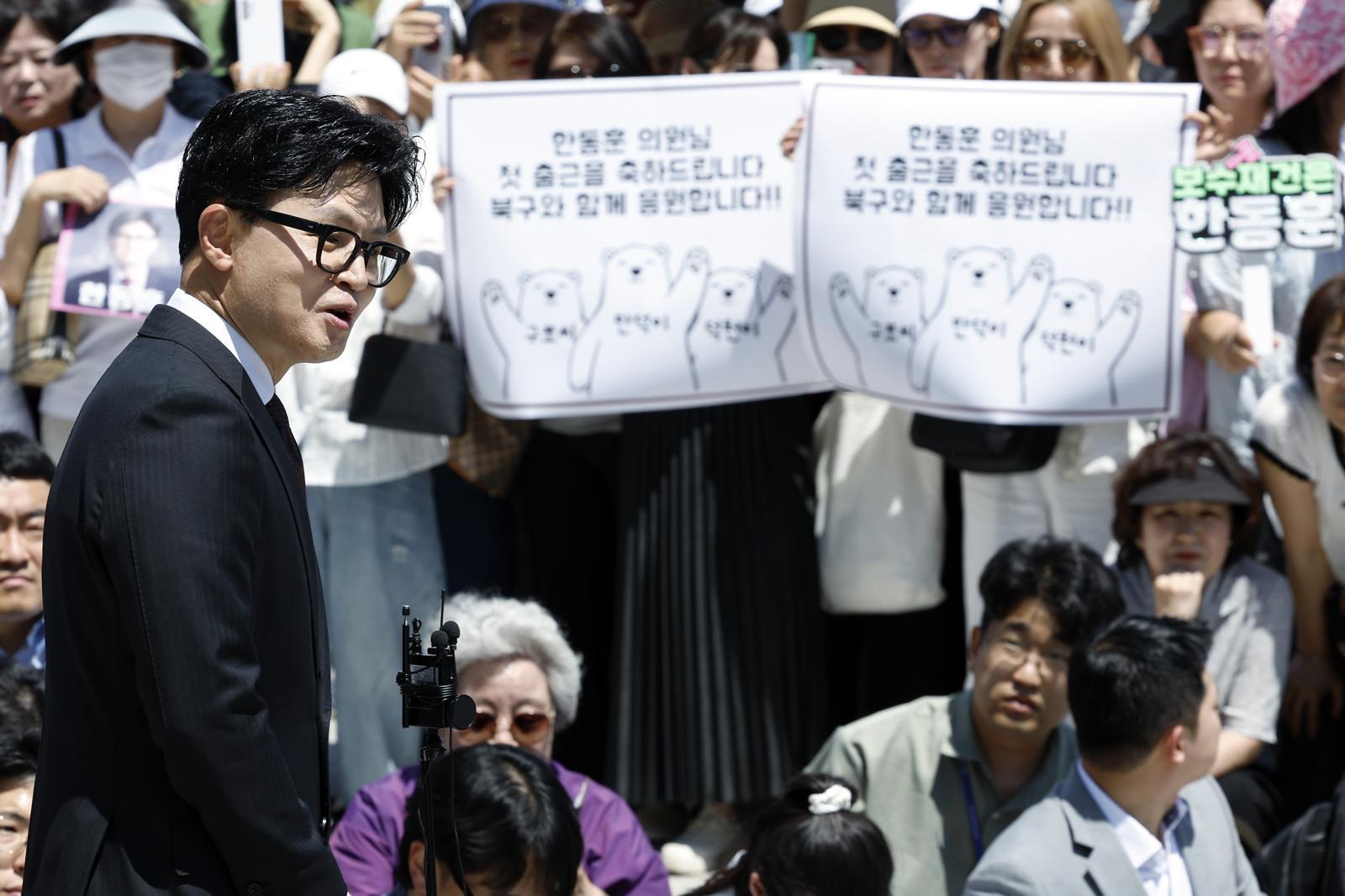 무소속 한동훈 의원이 5일 오후 서울 여의도 국회의사당 본청 앞에서 인사말을 하고 있다.  2026.6.5 뉴스1