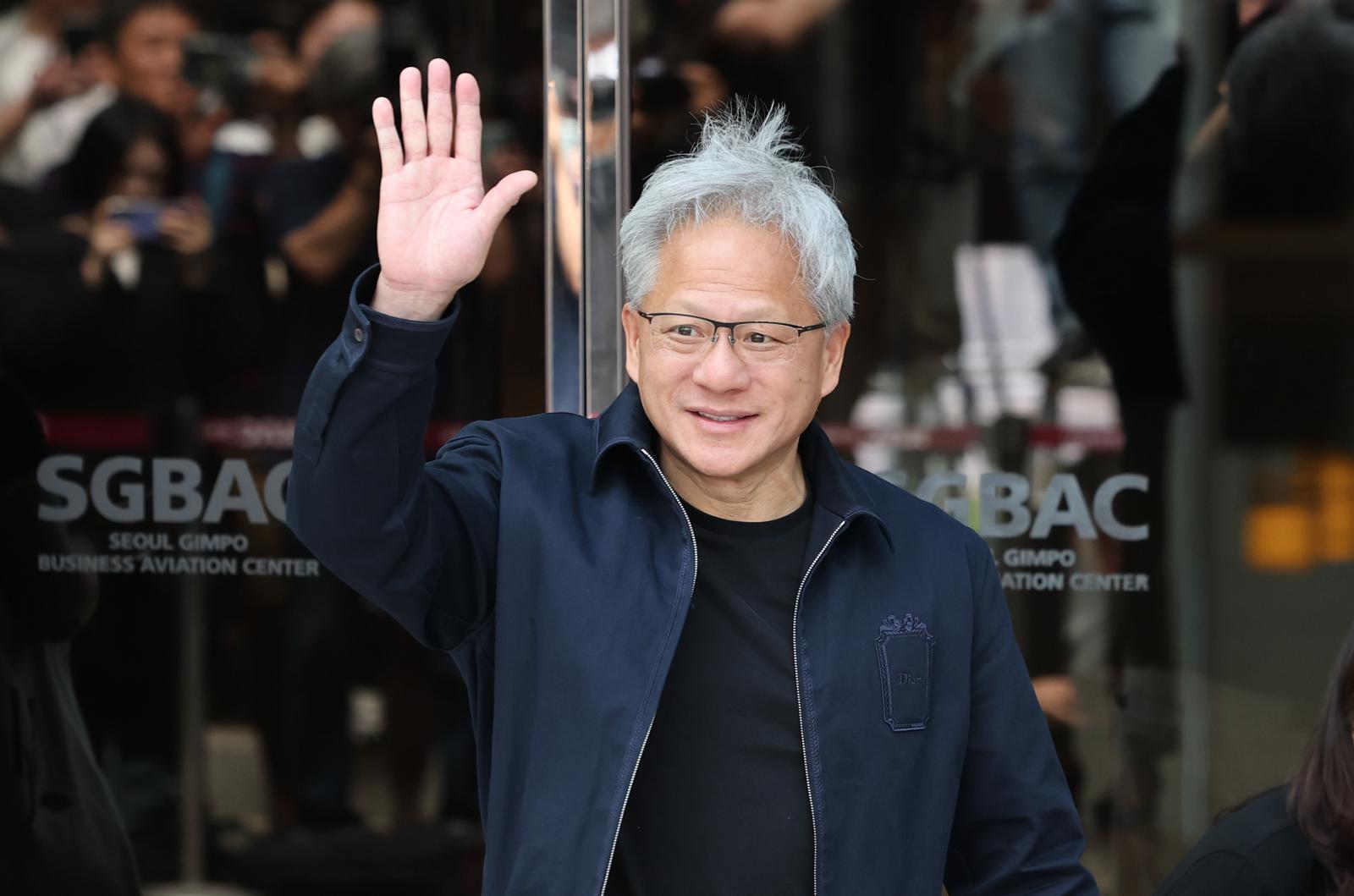 젠슨 황 엔비디아 최고경영자(CEO)가 5일 오후 서울 강서구 서울김포비즈니스항공센터(SGBAC)를 통해 입국하고 있다. 젠슨 황은 이날 국내 주요 기업 총수들과 회동할 예정이다. 뉴스1