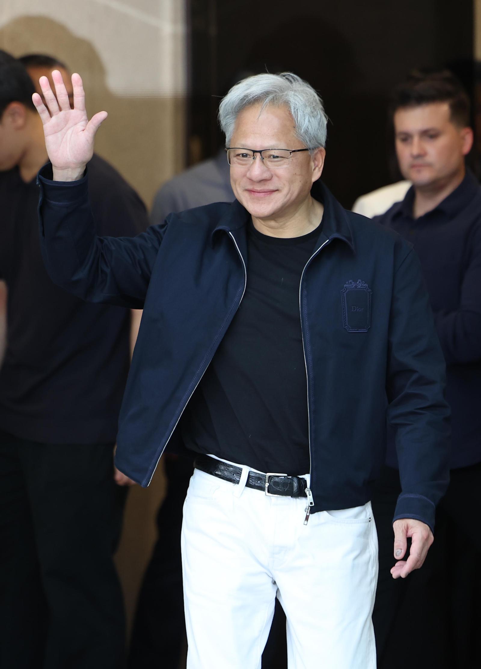 방한 젠슨 황, 공항패션도 화제…디올·에르메스·오클리로 완성