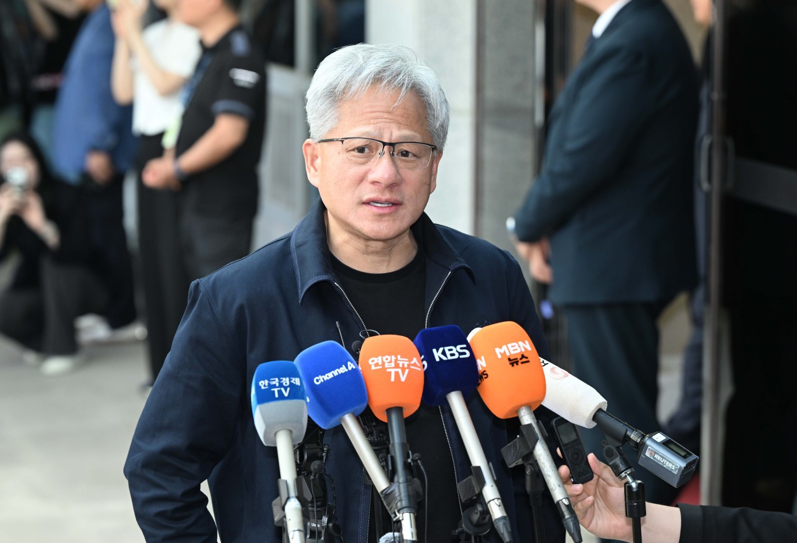 젠슨 황 엔비디아 CEO가 5일 서울 강서구 서울김포비즈니스항공센터를 통해 입국해 취재진 질문에 답변하고 있다. (공동취재) 2026.06.05. 뉴시스