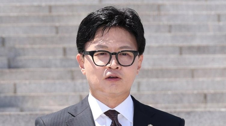 한동훈 무소속 국회의원 당선인이 5일 오후 서울 여의도 국회에서 본회의 출석에 앞서 기자회견을 하고 있다. 뉴시스