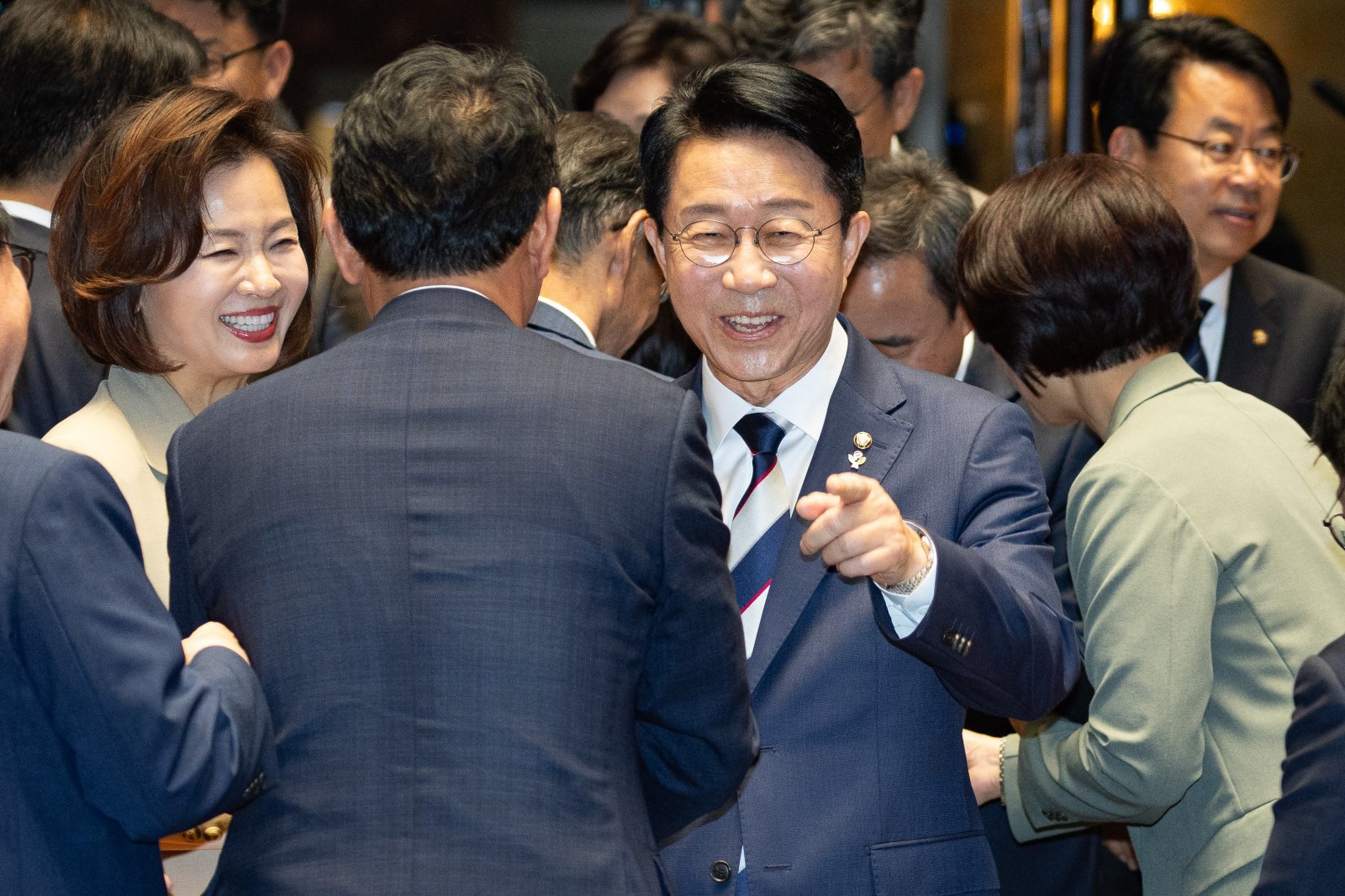 조정식 국회의장 후보가 5일 서울 여의도 국회에서 열린 더불어민주당 의원총회에 참석해 의원들과 인사하고 있다. 2026.6.5 뉴스1