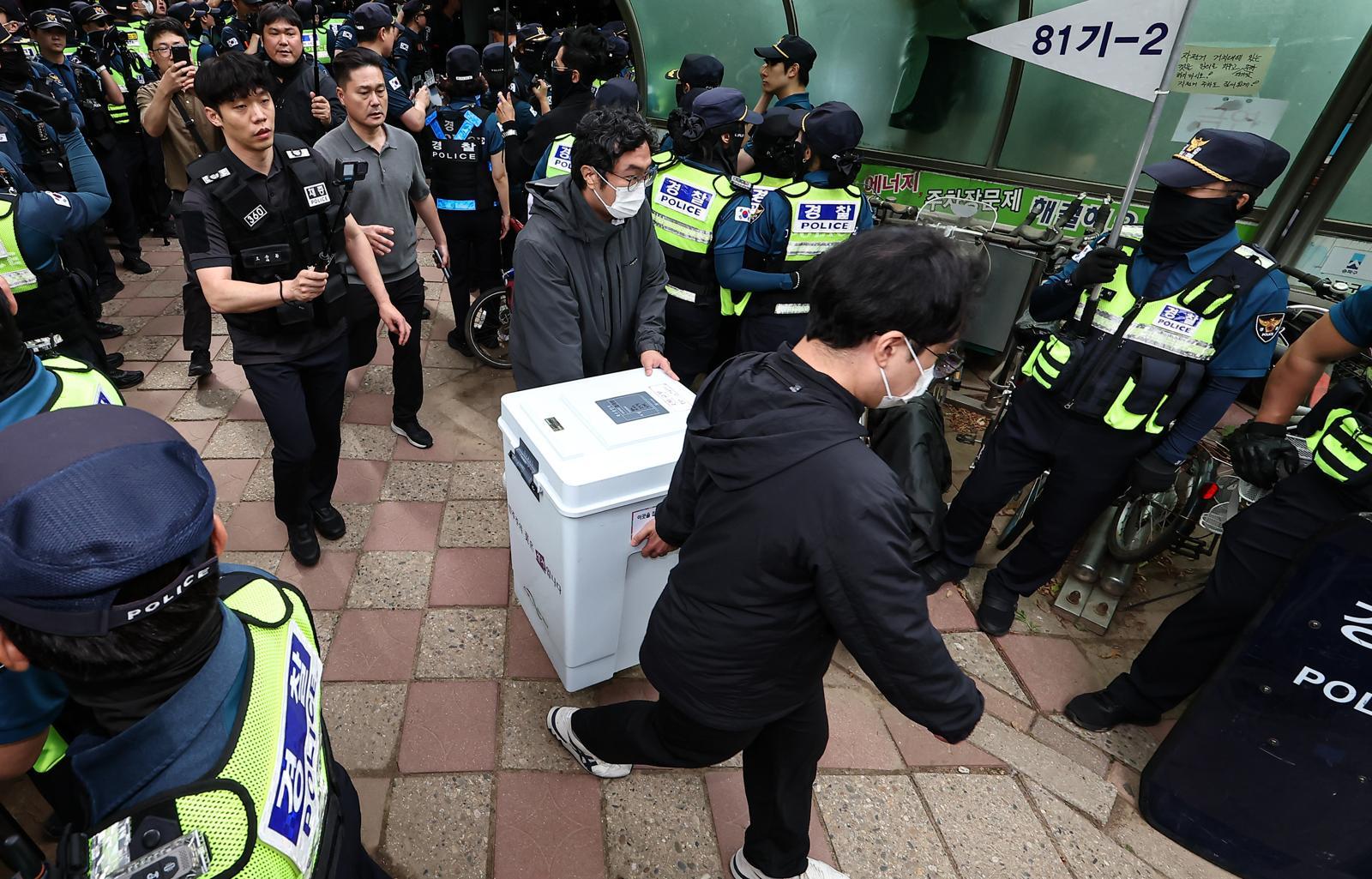5일 ‘투표용지 부족’ 사태가 발생한 서울 송파구 잠실7동 제2투표소 앞에서 서울시선관위 관계자들이 투표함을 이송하고 있다. 2026.6.5 ⓒ 뉴스1