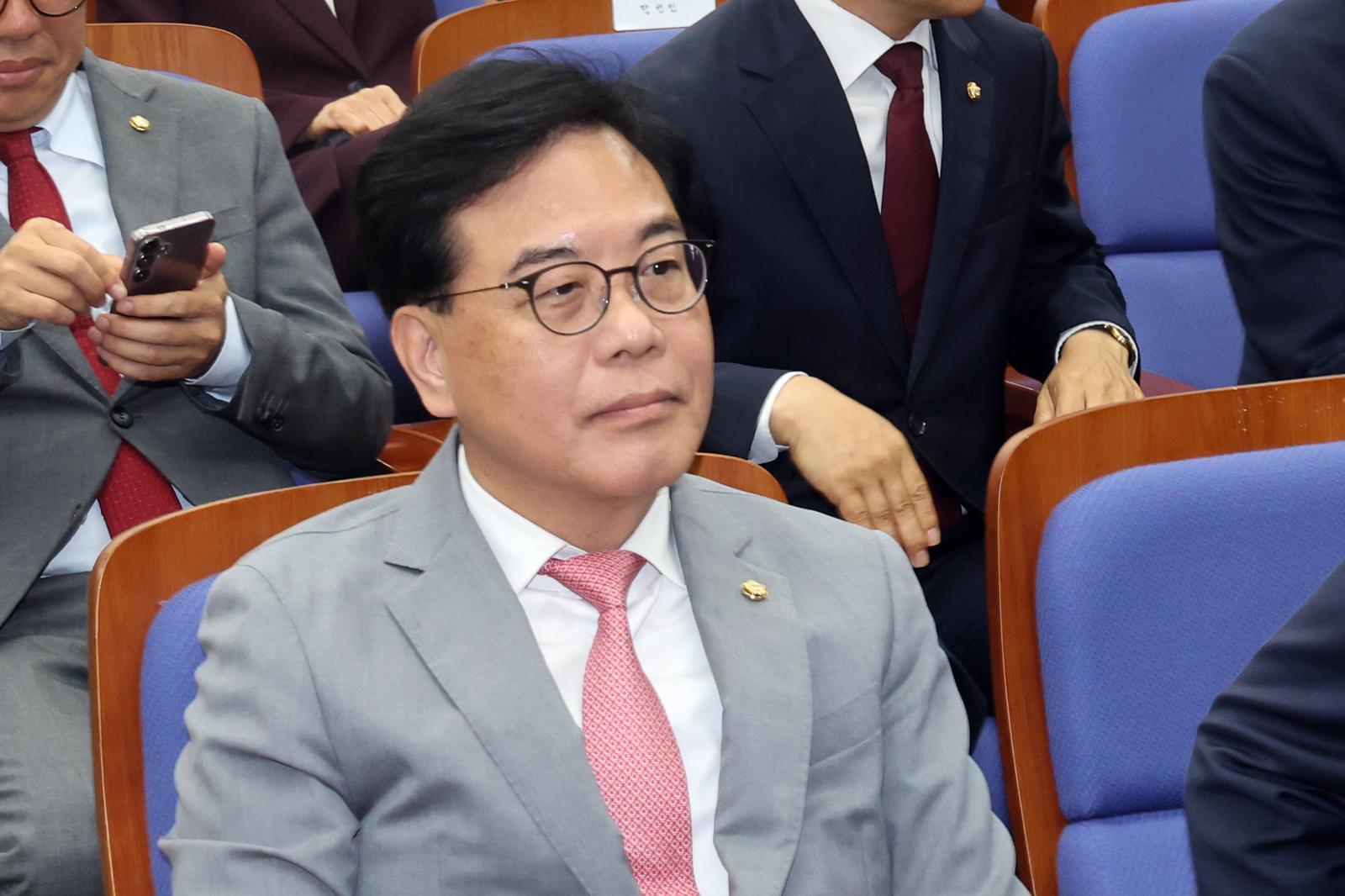 송언석 국민의힘 원내대표가 5일 오후 서울 여의도 국회에서 열린 의원총회에 자리하고 있다.  2026.6.5 뉴스1