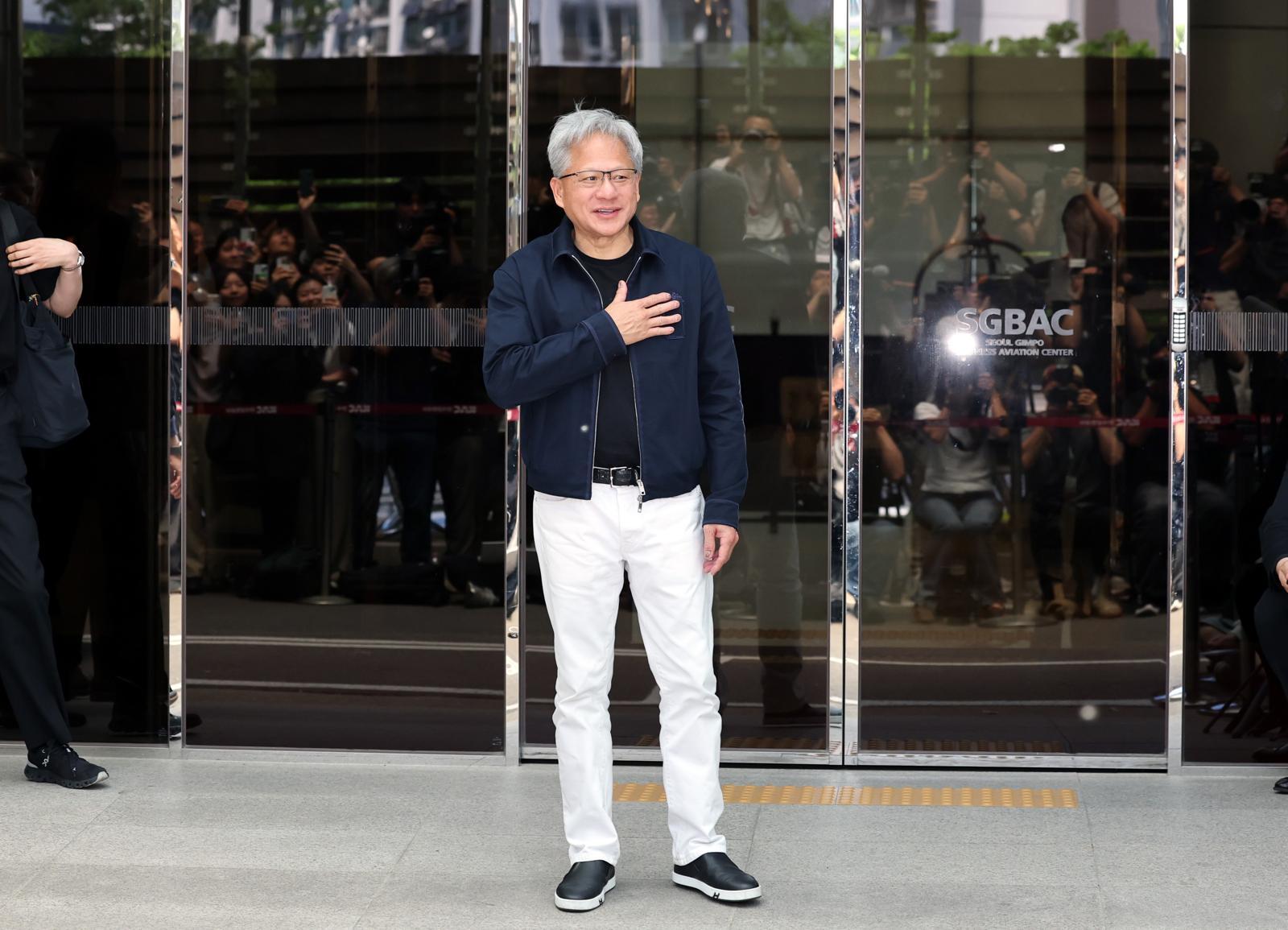 젠슨 황 엔비디아 최고경영자(CEO)가 5일 오후 서울 강서구 서울김포비즈니스항공센터(SGBAC)를 통해 입국하고 있다. 젠슨 황은 이날 국내 주요 기업 총수들과 회동할 예정이다. 뉴스1