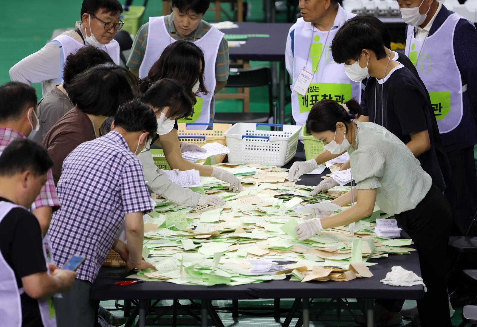 5일 서울 송파구 올림픽공원 핸드볼경기장에 마련된 제9회 전국동시지방선거 개표소에서 관계자들이 개표를 하고 있다. 2026.06.05.[서울=뉴시스]