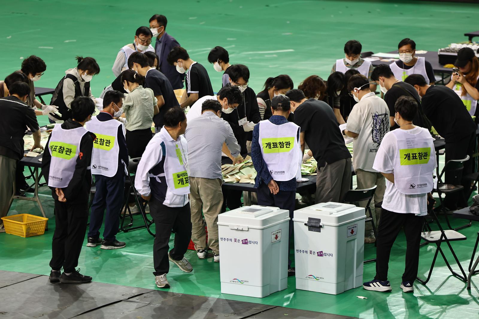 5일 서울 송파구 올림픽공원 핸드볼경기장에서 ‘투표용지 부족 사태’가 불거져 개표가 미뤄졌던 잠실7동 제2투표소 투표함의 개표가 진행되고 있다. 2026.6.5 ⓒ 뉴스1