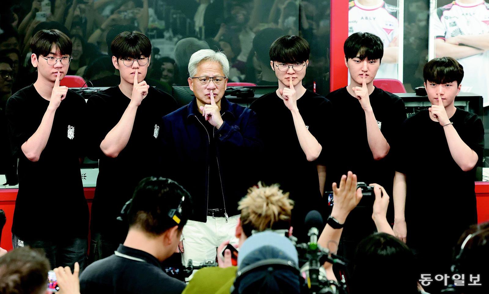 젠슨 황 엔비디아 최고경영자(CEO)가 5일 서울 마포구 ‘T1 베이스 캠프’를 방문해 ‘페이커‘ 이상혁을 비롯한 e스포츠 구단 T1의 리그 오브 레전드(LoL) 선수단을 만나서 ‘페이커’의 시그니처 포즈를 취하고 있다. 2026.6.5. 양회성 기자