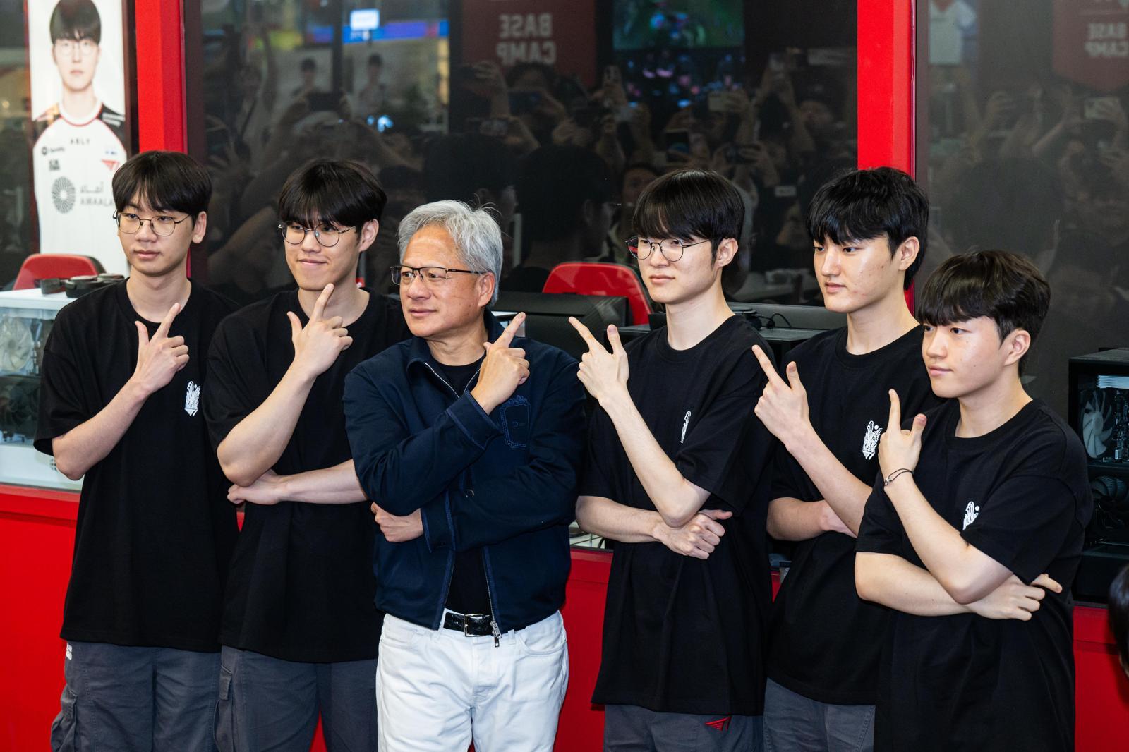 젠슨 황 엔비디아 최고경영자(CEO)가 5일 서울 마포구 ‘T1 베이스 캠프’를 방문해 ‘페이커‘ 이상혁을 비롯한 e스포츠 구단 T1의 리그 오브 레전드(LoL) 선수단을 만나서 함께 젠슨 황의 시그니처 포즈를 취하고 있다. 2026.6.5 사진공동취재단
