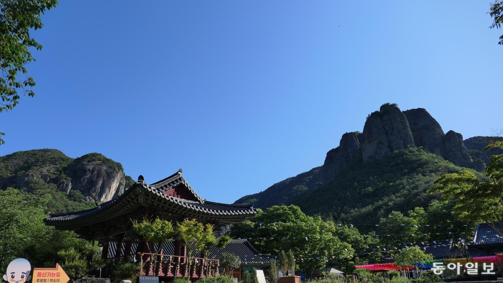 대전사 경내 너머 왼쪽이 장군봉이다. 사진으로는 오른쪽 기암보다 낮아 보이지만 실제로는 200m가량 더 높다.