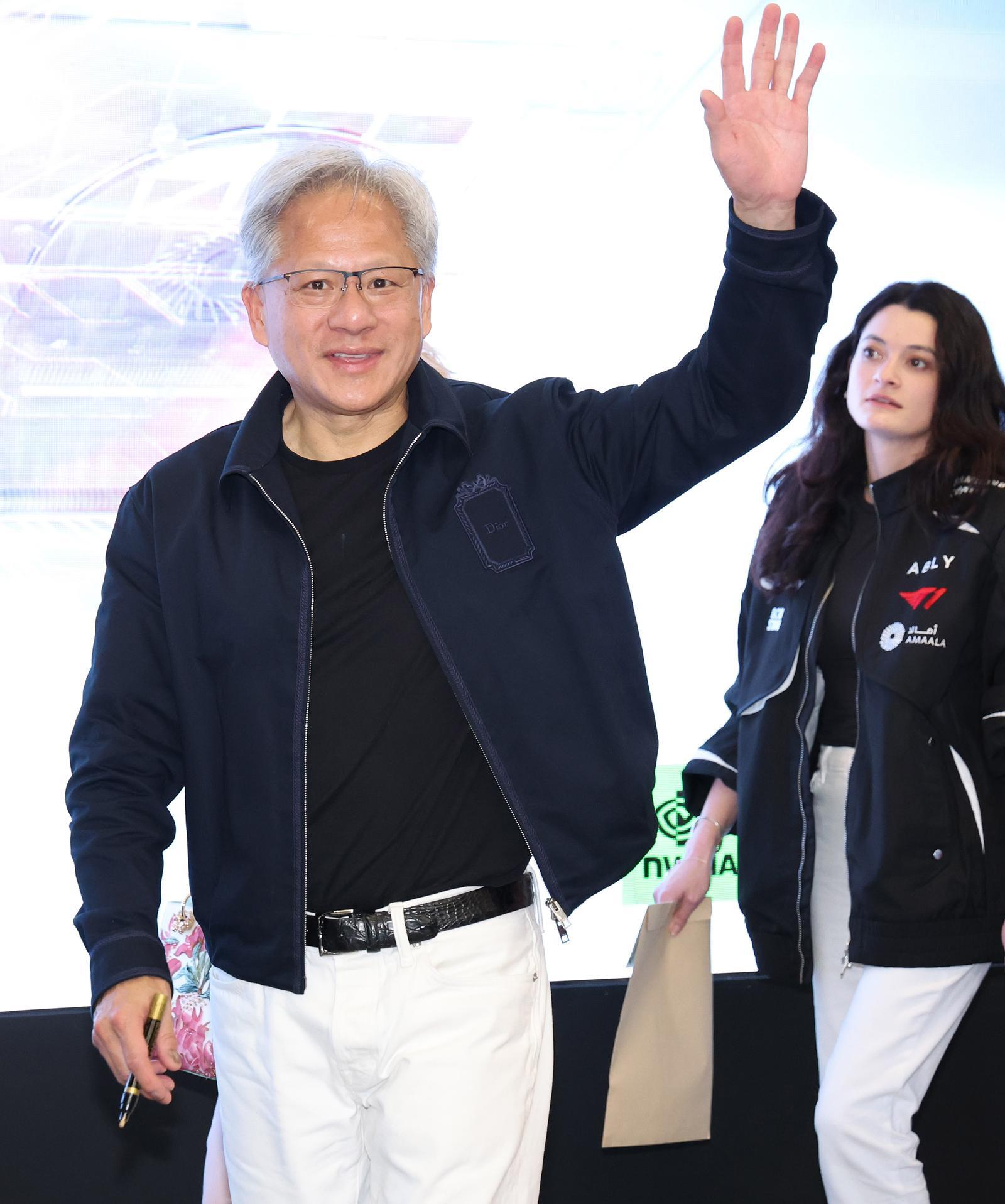 젠슨 황 엔비디아 최고경영자(CEO)가 5일 서울 마포구 ‘T1 베이스 캠프’를 방문해 ‘페이커‘ 이상혁을 비롯한 e스포츠 구단 T1의 리그 오브 레전드(LoL) 선수단을 만난 뒤 손을 흔들며 나서고 있다. 공동취재