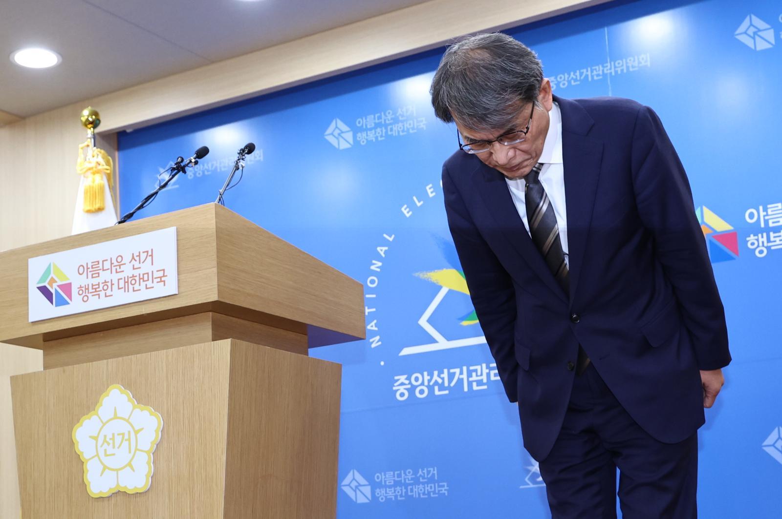 노태악 중앙선거관리위원장이 5일 오후 경기 과천 중앙선관위에서 ‘투표용지 부족 사태’ 관련 대국민 사과에 앞서 고개를 숙이고 있다. 2026.6.5/뉴스1