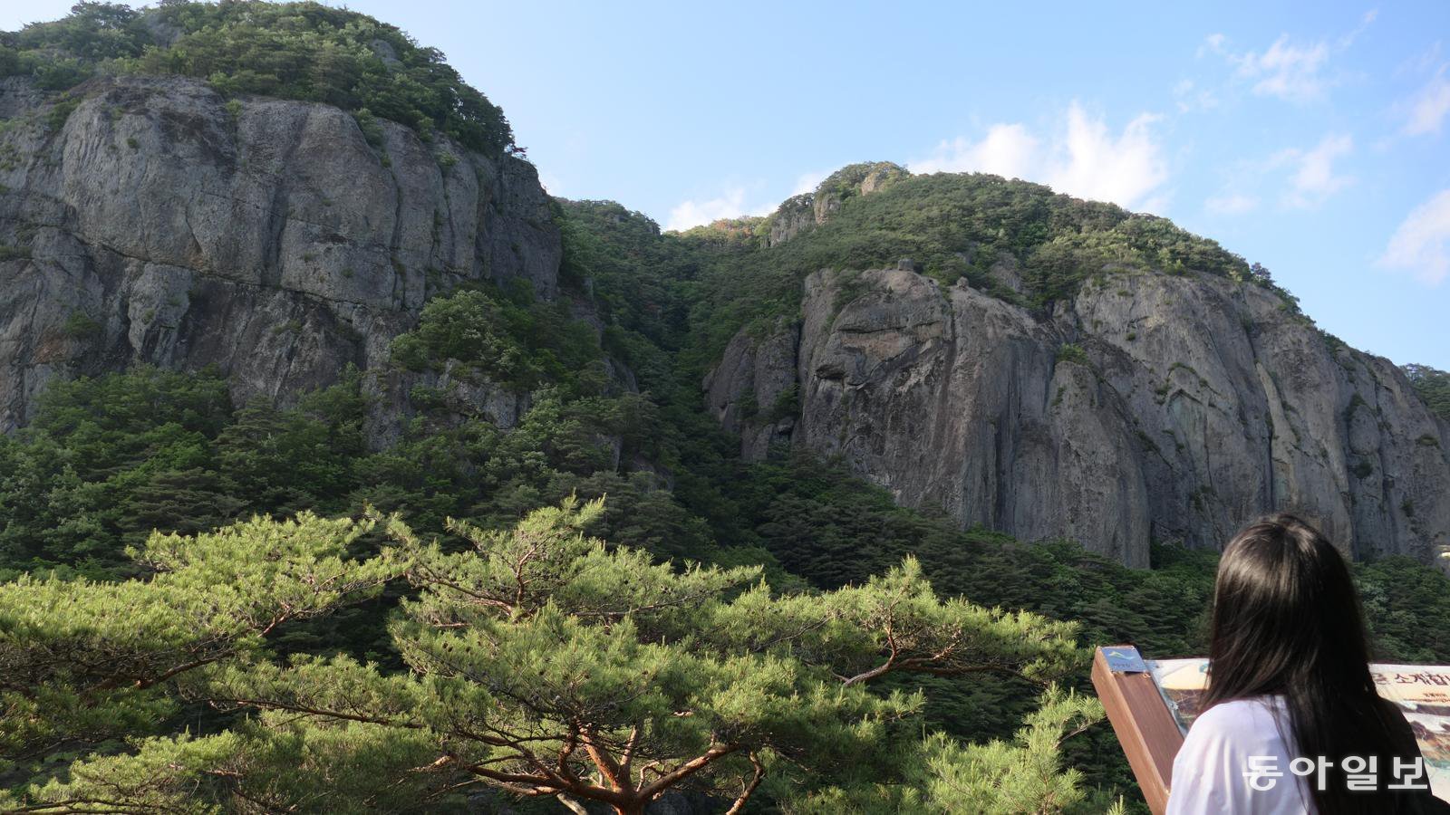 12폭 병풍을 쳐 놓은 것 같다는 병풍바위(오른쪽).