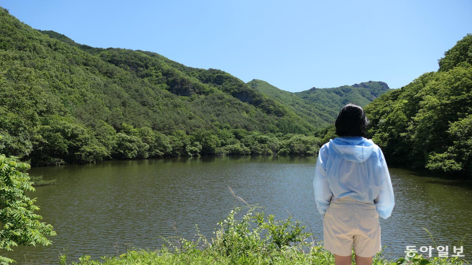 1720년에 지은 저수지 주산지. 물결이 잔잔하면 앞에 보이는 주아산(별바위)가 물에 그대로 비쳐 보인다.