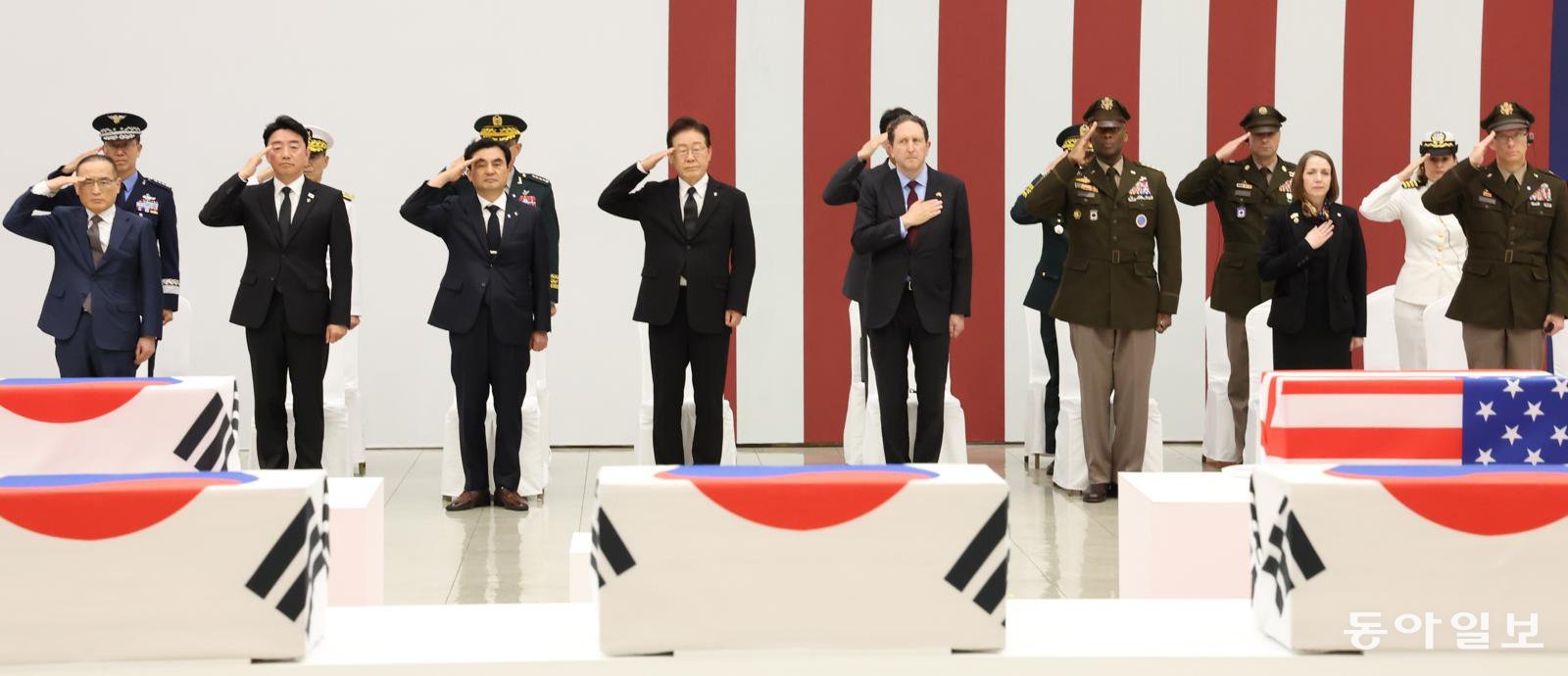 이재명 대통령이 5일 경기 성남 서울공항에서 열린 한·미 6·25전사자 유해 상호봉환식에서  전사자에 대해 경례하고 있다.  김재명 기자 base@donga.com