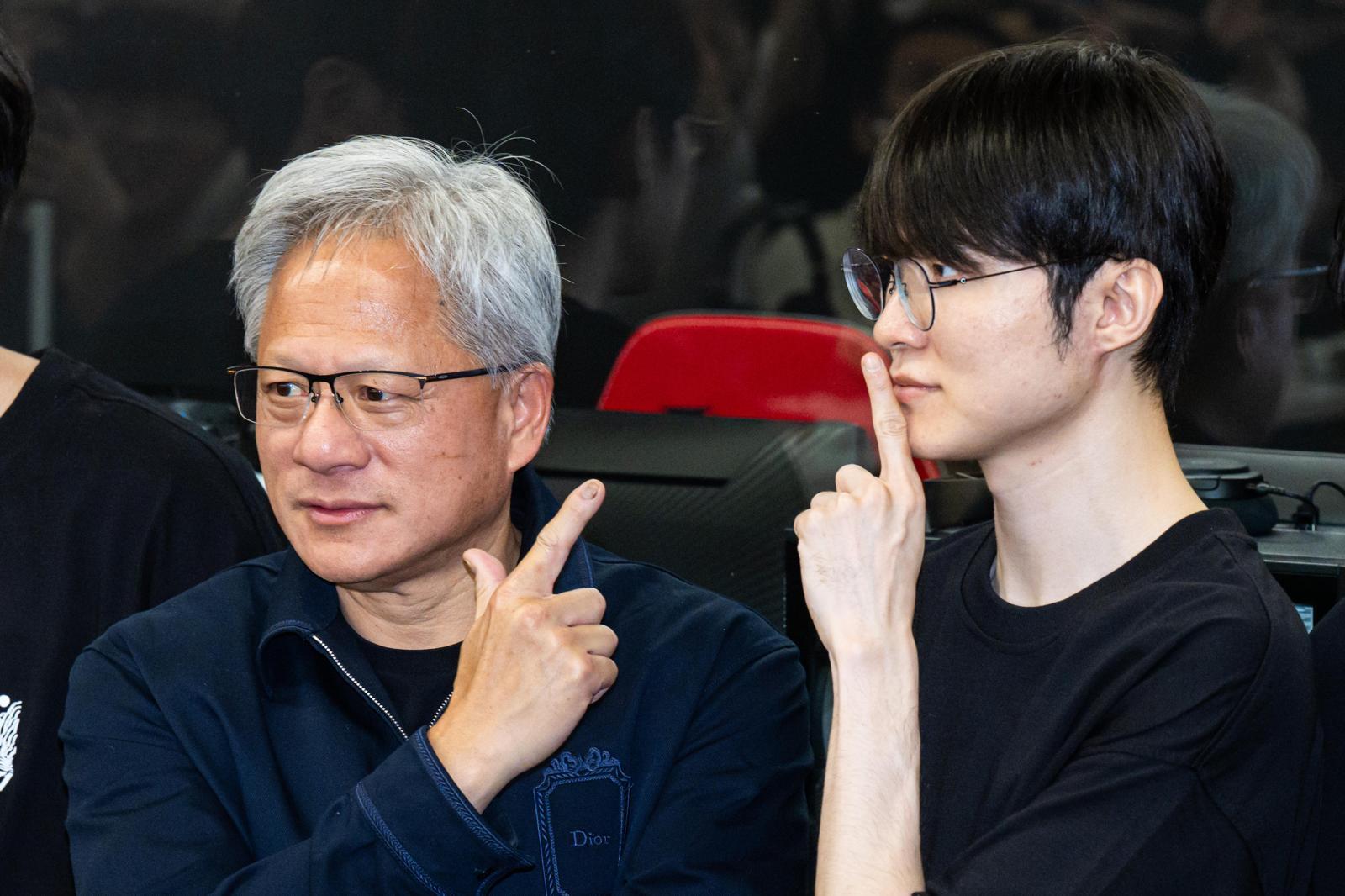 젠슨 황 엔비디아 최고경영자(CEO)가 5일 서울 마포구 ‘T1 베이스 캠프’를 방문해 ‘페이커‘ 이상혁을 비롯한 e스포츠 구단 T1의 리그 오브 레전드(LoL) 선수단을 만나서 기념 촬영을 위해 각자의 시그니처 포즈를 취하고 있다. (공동취재) 2026.6.5/뉴스1