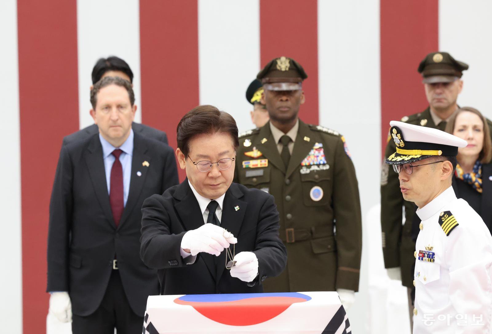 이재명 대통령이 5일 경기 성남 서울공항에서 열린 한·미 6·25 전사자 유해 상호봉환식에서 무명 인식표 수여를 하고 있다.  김재명 기자 base@donga.com