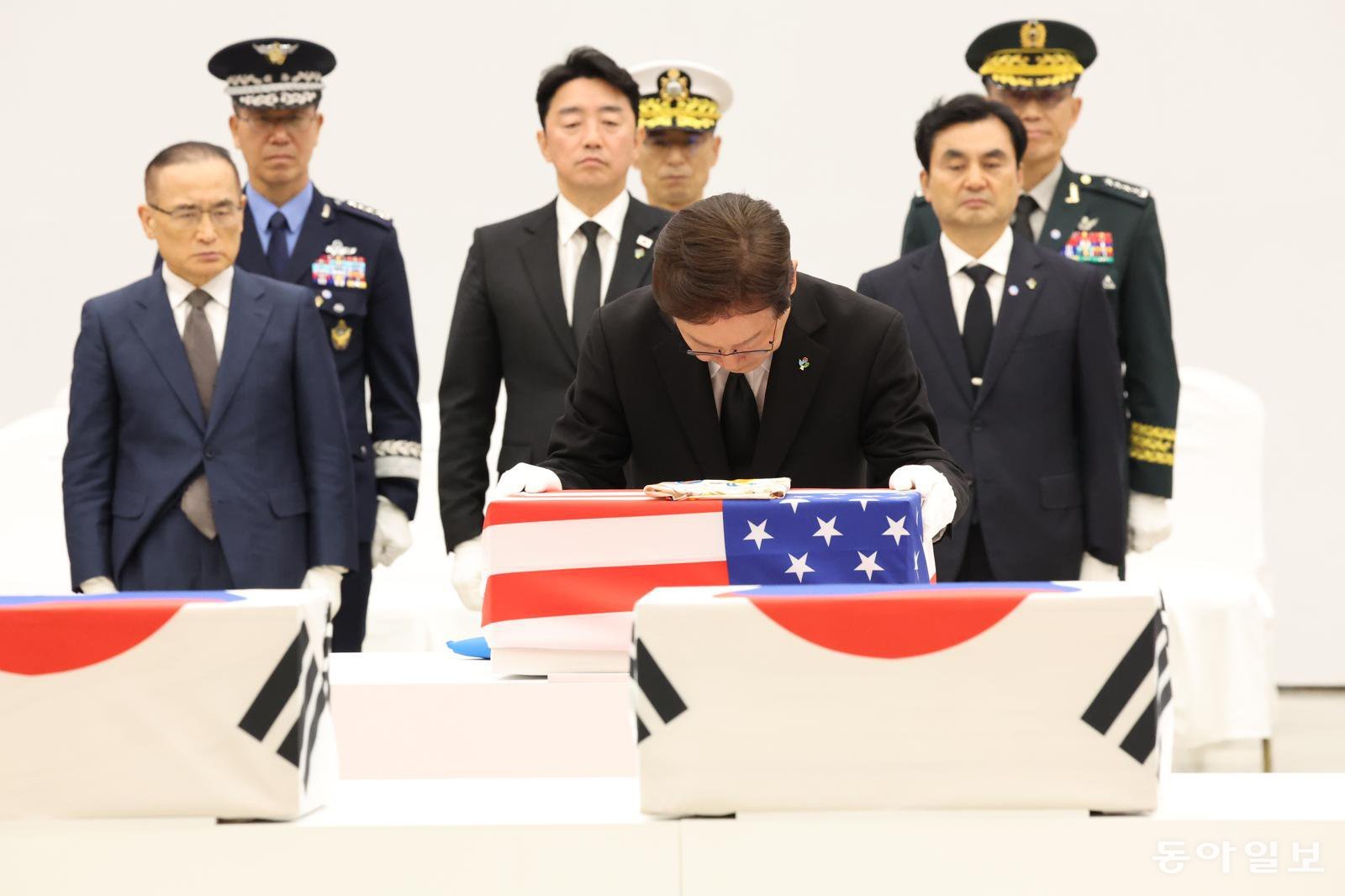 이재명 대통령이 5일 경기 성남 서울공항에서 열린 한·미 6·25 전사자 유해 상호봉환식에서 아리랑 스카프 수여를 한 뒤 예를 갖추고 있다. 김재명 기자 base@donga.com