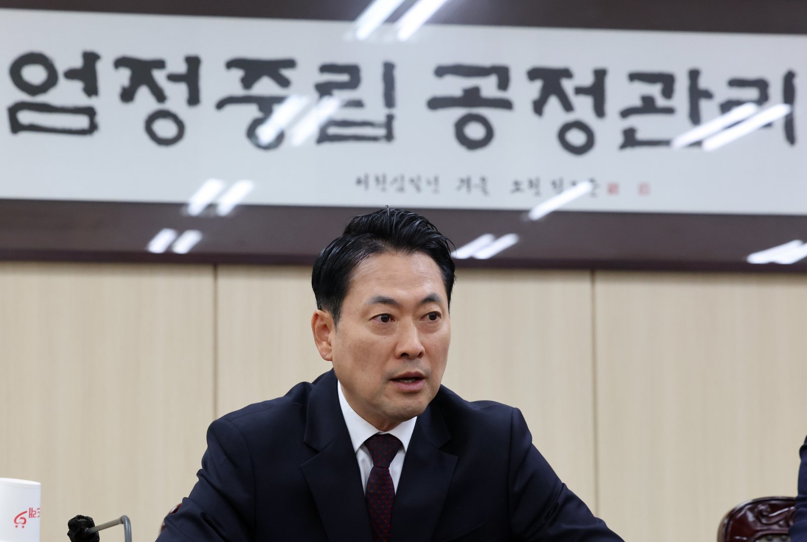 장동혁, 선관위 항의 방문…“참관인 없이 옮긴 투표함은 휴지통”
