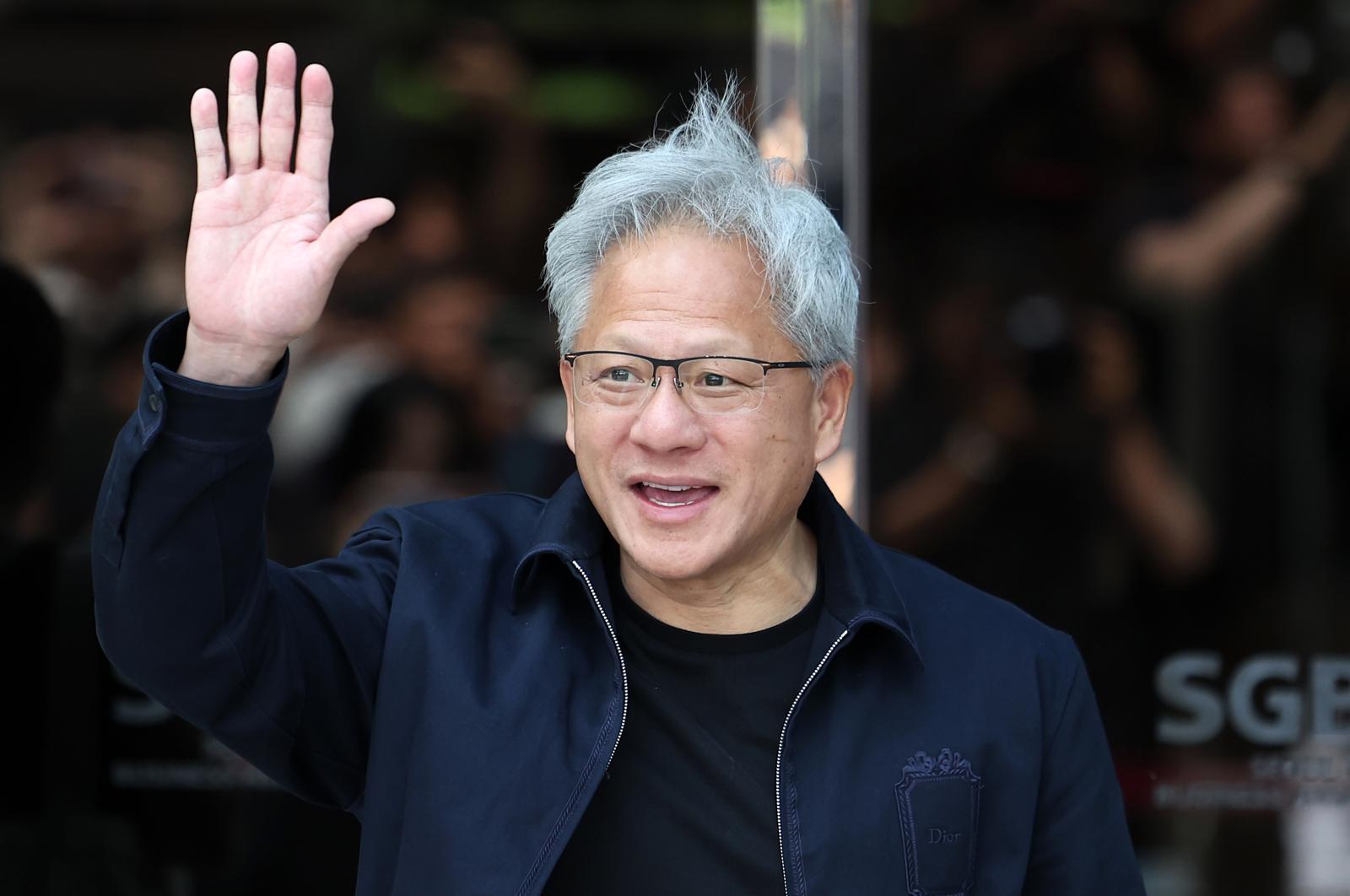 젠슨 황 엔비디아 CEO가 5일 서울 강서구 서울김포비즈니스항공센터를 통해 입국하며 한국 팬들에게 인사하고 있다. 2026.06.05 뉴시스