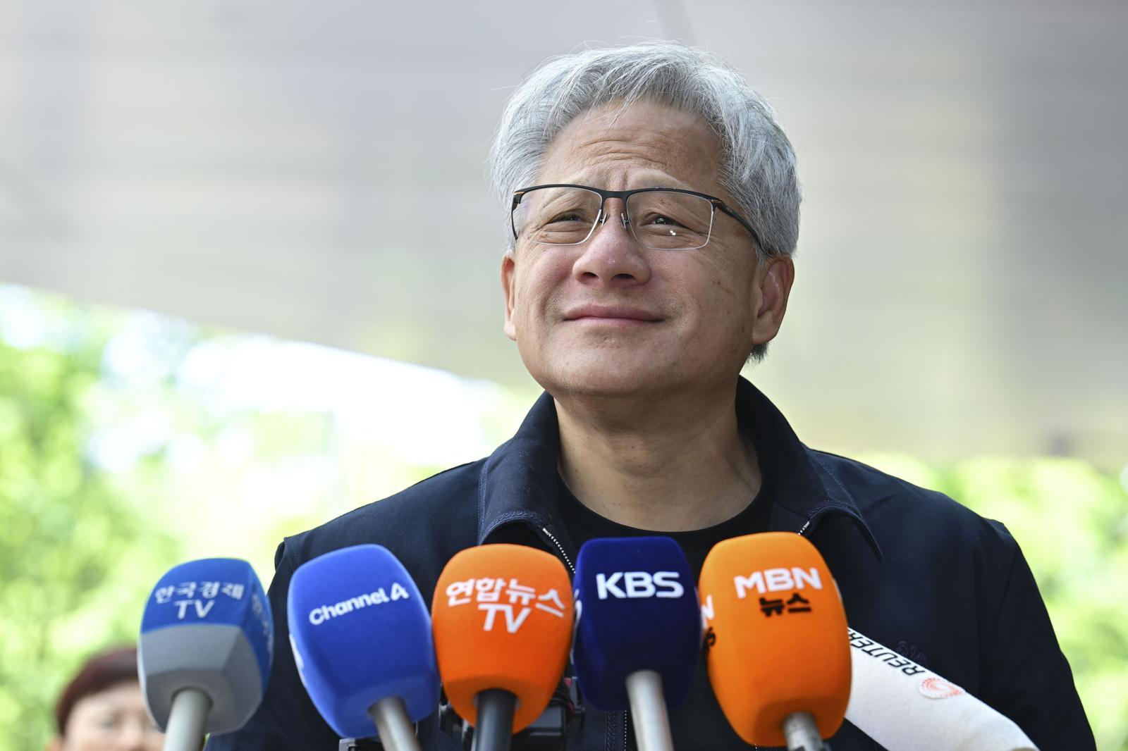 젠슨 황 엔비디아 최고경영자(CEO)가 5일 서울 강서구 서울김포비즈니스항공센터를 통해 입국한 뒤 취재진의 질문에 답하고 있다. (공동취재) 2026.6.5 뉴스1