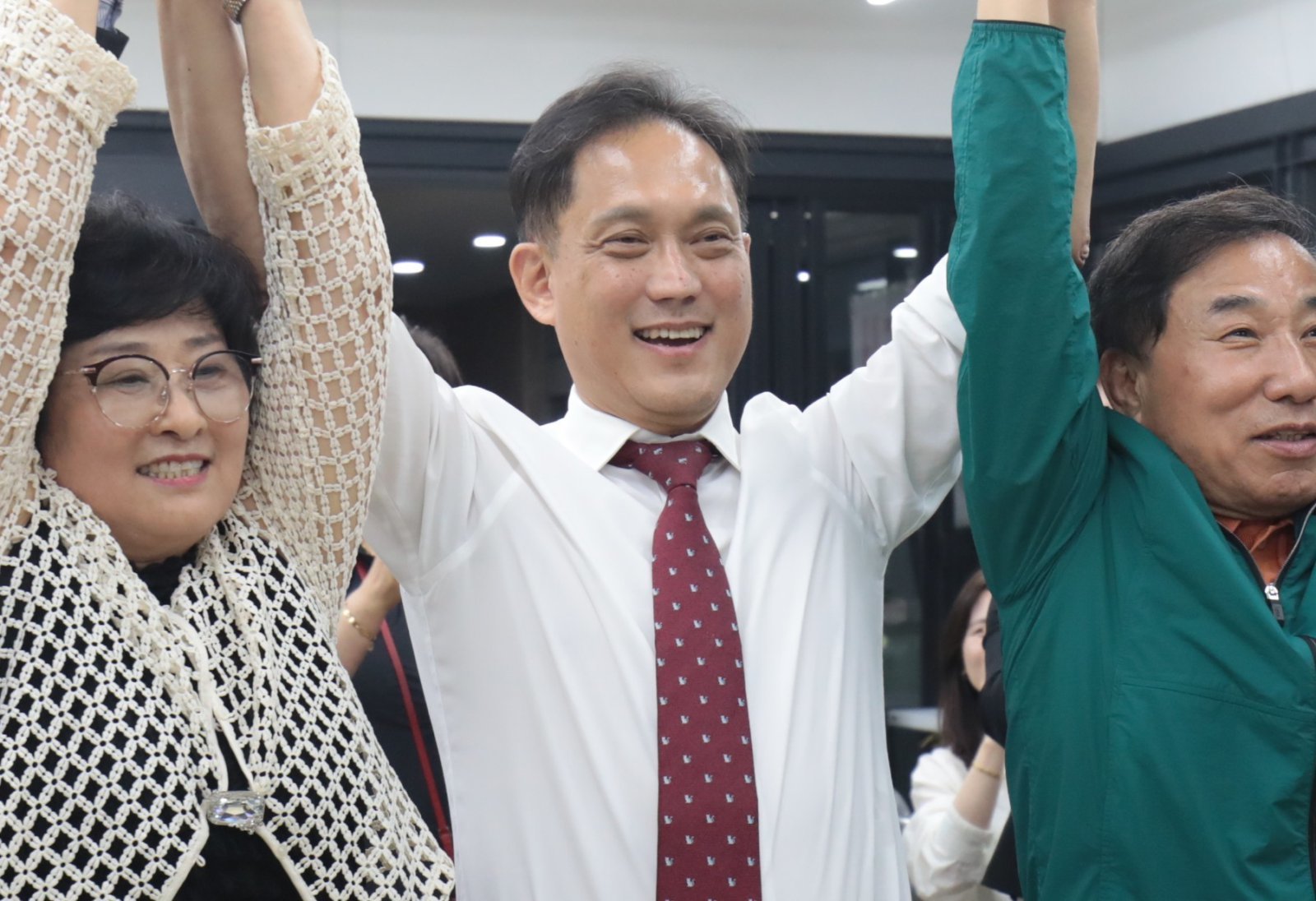 김태규 울산 남구갑 국회의원 보궐선거 국민의힘 후보가 4일 울산 남구 소재 자신의 선거캠프에서 당선이 확실시 되자 지지자들과 손을 맞잡고 환호하고 있다. 2026.6.4 ⓒ 뉴스1